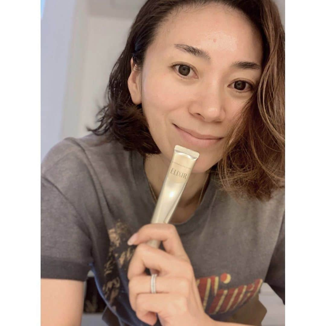 大日方久美子さんのインスタグラム写真 - (大日方久美子Instagram)「・ 以前から紹介している エリクシールのリンクルクリーム8週間チャレンジが完了し、3本目を使い始めました。  使い始めてすぐに頬に嬉しい予感を感じ、気になる目元の笑いシワにだけじゃなく、おでこや目の下、口元にも使っていました。 ・ チャレンジを通して学んだことは、正しい使用方法（小さなパール粒1個分をやさしーく、朝晩しわに塗るのがポイントね）をしっかり守ること！ そして継続が大事ということ！！ ・ 勉強会で学んだ純粋レチノールの稀少性や、こだわりを知ることが出来たからこそ気になっていたしわやお肌の悩みとしっかり向き合うことが出来ました✨ ・ 「つや玉」ができて、お肌の調子が良いと気持ち的にも安心するので、これからも使い続けてみようと思います😳 ぜひ皆さんも8週間チャレンジしてみてください😊 ・ 今月末まで2本買うともう1本プレゼントキャンペーン中🙌🏻 ・ ・ ・ #8週間チャレンジ #リンクルクリーム #純粋レチノール #エリクシール_タイアップ #純粋レチノールでしわ改善 #しわ #しわ改善　 #レチノール」9月16日 17時30分 - kumi511976