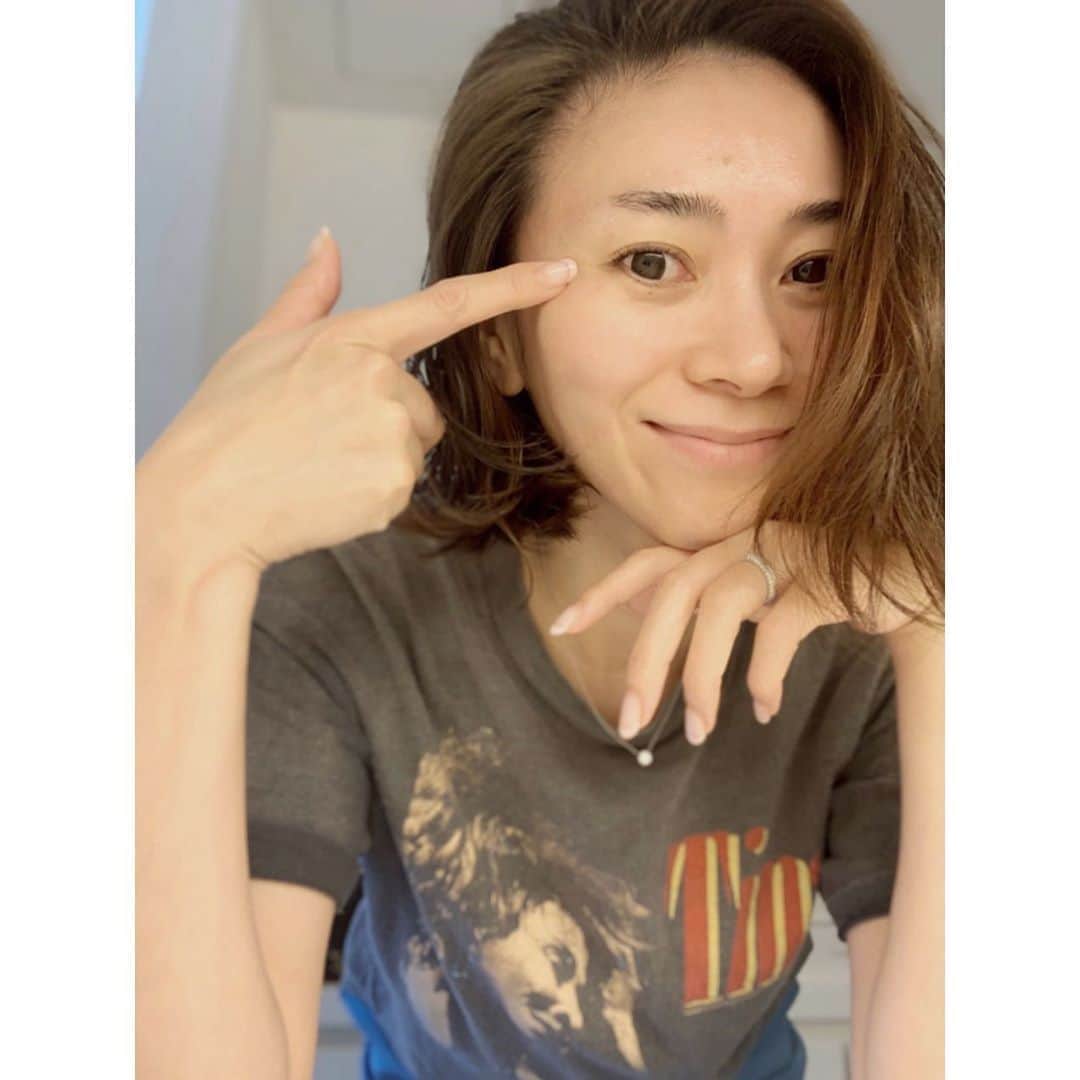 のインスタグラム：「・ 以前から紹介している エリクシールのリンクルクリーム8週間チャレンジが完了し、3本目を使い始めました。  使い始めてすぐに頬に嬉しい予感を感じ、気になる目元の笑いシワにだけじゃなく、おでこや目の下、口元にも使っていました。 ・ チャレンジを通して学んだことは、正しい使用方法（小さなパール粒1個分をやさしーく、朝晩しわに塗るのがポイントね）をしっかり守ること！ そして継続が大事ということ！！ ・ 勉強会で学んだ純粋レチノールの稀少性や、こだわりを知ることが出来たからこそ気になっていたしわやお肌の悩みとしっかり向き合うことが出来ました✨ ・ 「つや玉」ができて、お肌の調子が良いと気持ち的にも安心するので、これからも使い続けてみようと思います😳 ぜひ皆さんも8週間チャレンジしてみてください😊 ・ 今月末まで2本買うともう1本プレゼントキャンペーン中🙌🏻 ・ ・ ・ #8週間チャレンジ #リンクルクリーム #純粋レチノール #エリクシール_タイアップ #純粋レチノールでしわ改善 #しわ #しわ改善　 #レチノール」