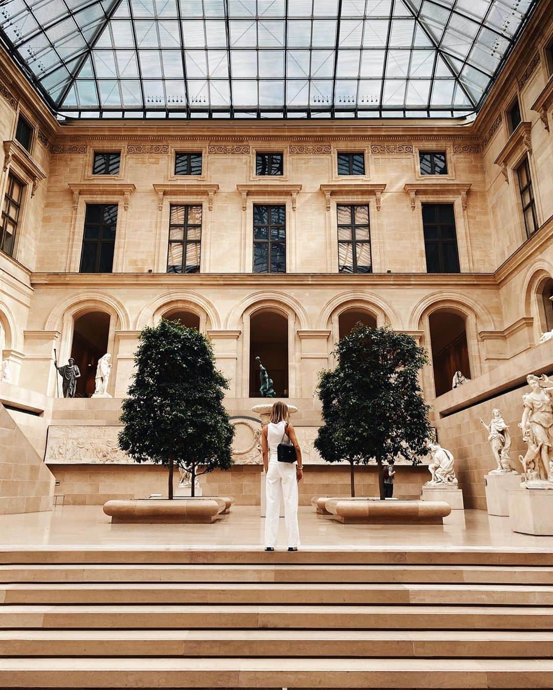 NICOLAS SIMOESのインスタグラム：「Impressive to see the Louvre as empty as last week and definitely incredible to walk all along the aisles with almost nobody 🙌🏻」