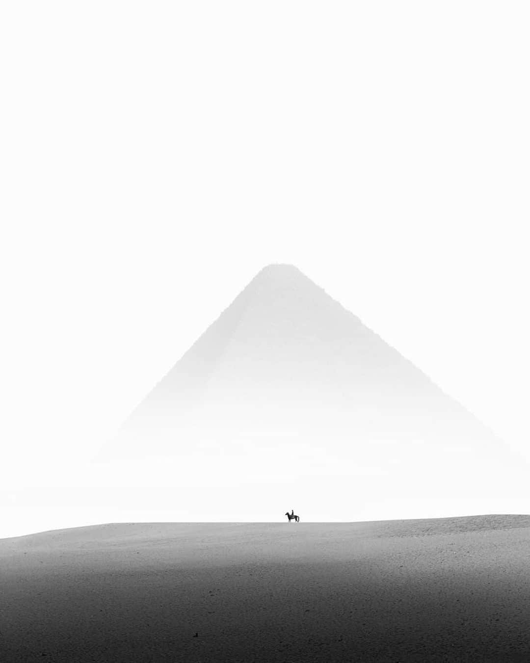 Canon Photographyさんのインスタグラム写真 - (Canon PhotographyInstagram)「Sometimes less is more.  Photography // @krimamr Curated by @steffeneisenacher  #egypt #pyramid #pyramidsofgiza #blackandwhitephotography #minimalism」9月16日 17時44分 - cpcollectives