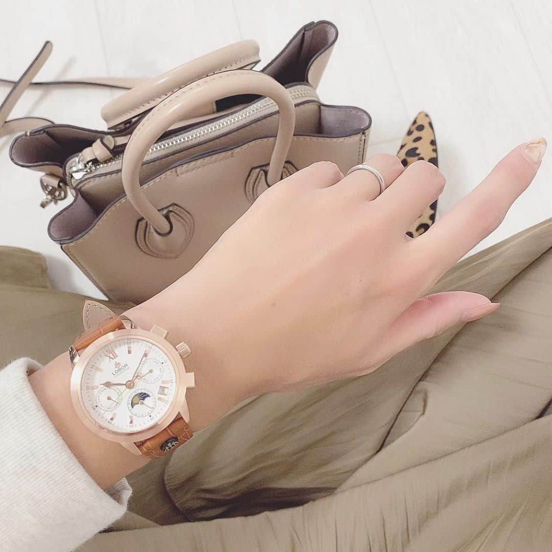 maki_h.aさんのインスタグラム写真 - (maki_h.aInstagram)「2020.9.16 ･ new watch⌚❤️ ･ 厚みのあるゴツめの時計、 手首が細く見えて好き💕 @loborjapan のものだよ☻ クーポンコード【 makihib 】で 10%OFFになります❤️ ･ ･ #lobor#ロバー#時計#腕時計#秋コーデ#code#fashion#watch#ママコーデ#カジュアルコーデ」9月16日 17時36分 - maki_h.a