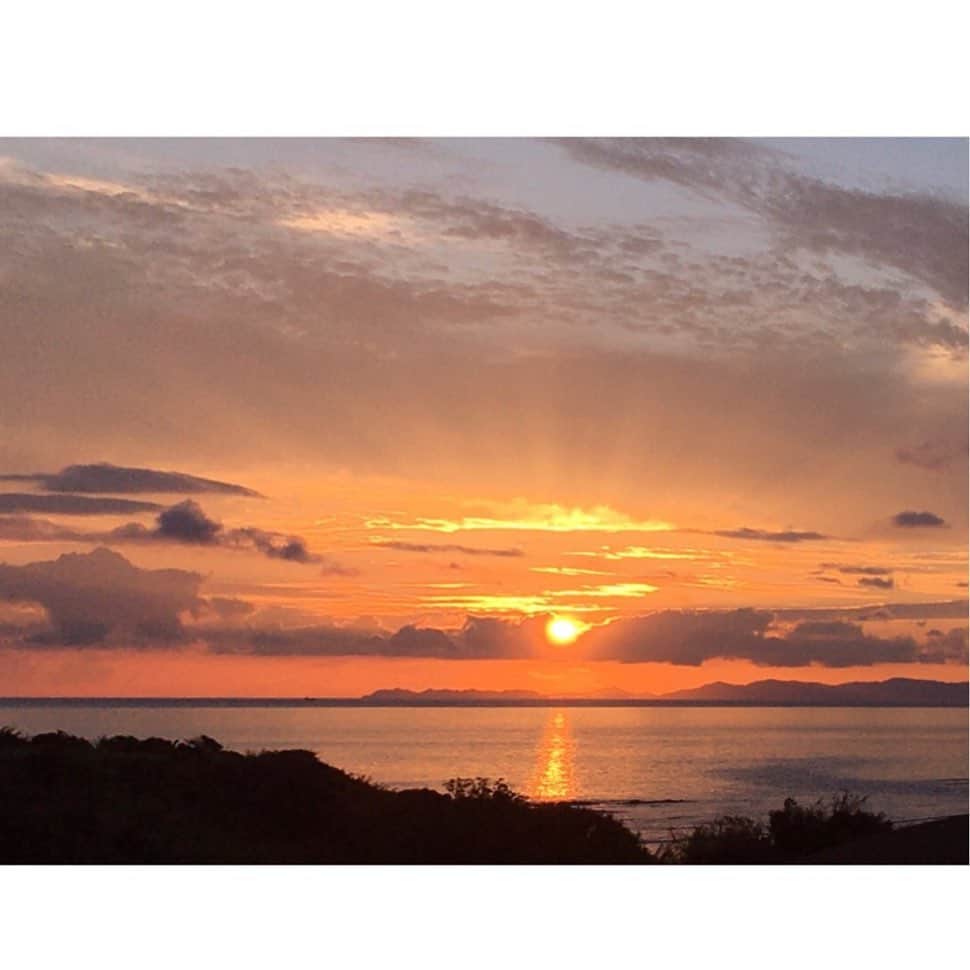 伴都美子さんのインスタグラム写真 - (伴都美子Instagram)「✔️﻿ ﻿ 圧倒的である。  ﻿ #sea﻿ #sunset﻿ #beautiful」9月16日 17時38分 - van._doasinfinity