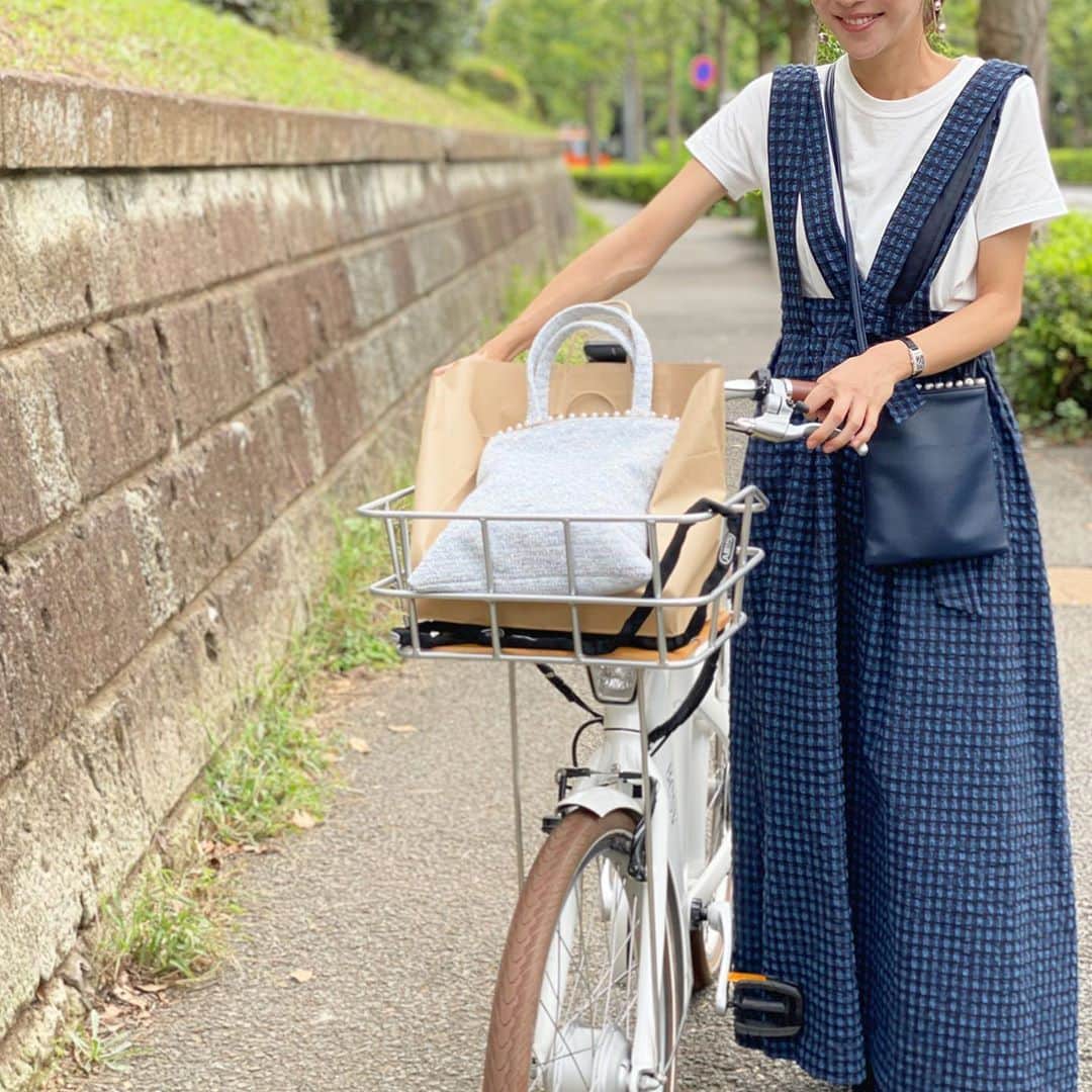 木本泉さんのインスタグラム写真 - (木本泉Instagram)「-﻿ 今日も自転車🚲﻿ ﻿ ちょっとロングスカートだと、運転しづらいね😅﻿ ﻿ ポシェットはネイビー💙﻿ かなり使えます！﻿ ﻿ T-shirt #irene﻿ skirt #irene﻿ bag&pochette #fleur_bag﻿ boots #hermes﻿ ﻿」9月16日 17時41分 - izumikimoto