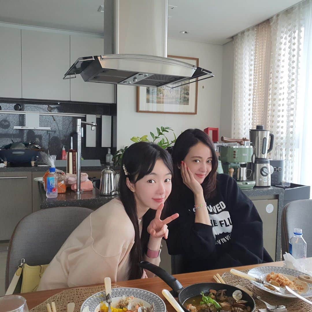 イ・セウンのインスタグラム：「두 아미 @sw_0707 💜와 언니  집이야 까페야 ? 💜 이 모든 요리를 직접  해준  언니는 @soonsoo_sookyung  사랑입니다 💜💜💜」