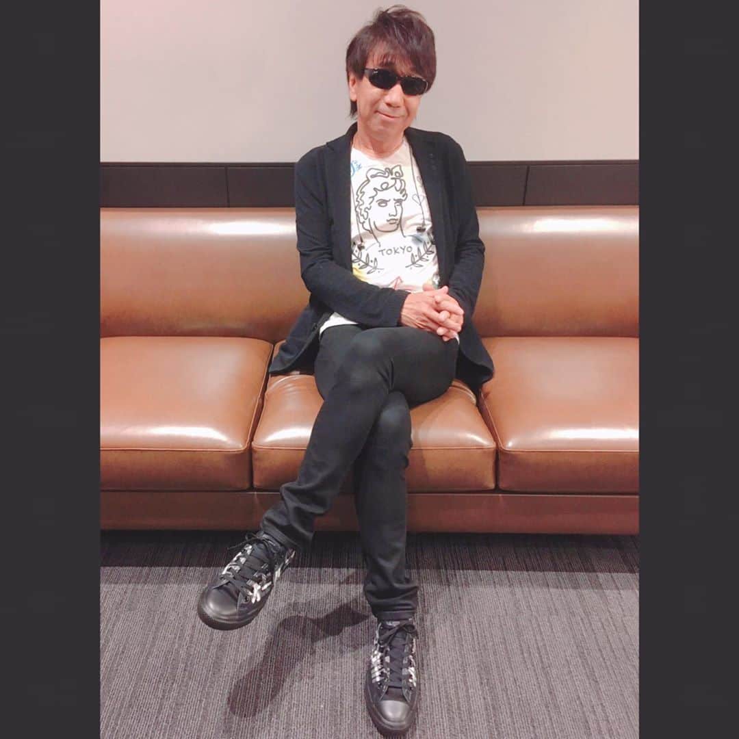 木根尚登のインスタグラム：「「スタッフ」こと「KINEのとなりの人」です👉🎹ケッケケッケケッ！ケーティーティーケー！ヨコヨコヨコハマ！🕺🎶  世の中が #GetWild退勤 #GetWild退却 で盛り上がる中、KT Zepp Yokohama 2Daysにご来場、ご視聴くださった皆さまありがとうございました‼️  写真1枚目は、ニコ生をご覧くださった方はお気づきかもしれませんが、幼馴染みさんと一緒に座っていた、あのソファーです🛋  ただ単にソーシャルディスタンスのため角角に座った二人、でもぼくには『3人掛けのソファーの真ん中ひと席を空けて』という風にも見えました。  今回の会場の最寄駅「新高島」は「I am」のMVで木根尚登が撮影をした駅。8年前の春先、早朝ロケでした。ラストシーンは、3人掛けのソファーに3人が集うというものでしたね。  2枚目の写真は、CDの特典フォトカードにサインする木根尚登✒️ 退勤退却の盛り上がりもあり、横浜2日目の楽屋で追加でサインしました！  間違いなく、どう見ても、1枚たりとも同じものは無い個性的なサインたちばかり〰➿🌀皆さんにはどんな表情の直筆サインが届くでしょうか⁉️😆  SPIN OFFツアー、次は“陽が長い街”札幌！待ち遠しいですね！みなさん引き続き感染症対策をしながら、9月22日、元気に再会しましょう！  #お願い忘れないできっと絶対にみんな同じ前を向けるはずだね」