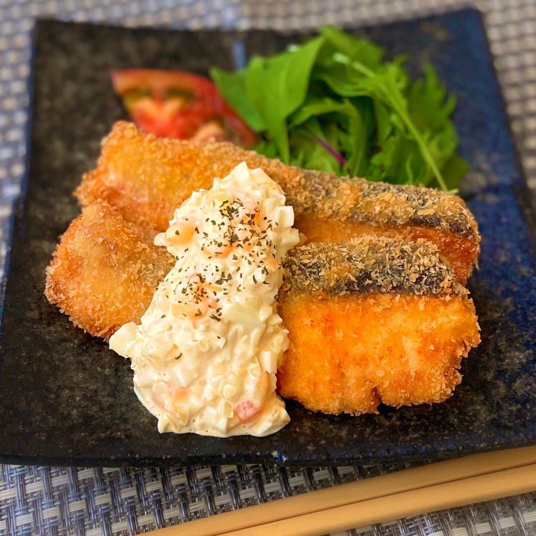 yumemiさんのインスタグラム写真 - (yumemiInstagram)「レシピあり👨🏻‍🍳🌿﻿ ﻿ ﻿ 秋鮭が美味しい季節ですね🐟🍂﻿ 脂がのって美味しいから焼いただけでも﻿ ムニエルでも美味しいんやけど、﻿ タルタルをだくだくで食べたかったら﻿ 鮭フライに！！！！！！！！もう美味しすぎた。﻿ ﻿ ﻿ タルタルソースは私のレシピではお馴染みの﻿ 　　#大人気レシピゆめみのチキン南蛮　　のもので！﻿ ﻿ バッター液を使えば、簡単にサクサクフライが﻿ できますよ🥺🧡🧡🧡﻿ ﻿ ﻿ ﻿ 【　#食べるタルタルソースで秋鮭フライ　】　4人分﻿ ﻿ ・鮭の切り身　　　　　　　　　人数分﻿ （ムニエル用のやつ使いました）﻿ ・塩　　　　　　　　　　　　　適量﻿ ・小麦粉　　　　　　　　　　　適量﻿ ・細目パン粉　　　　　　　　　適量﻿ ﻿ 《バッター液》﻿ ⚪︎小麦粉　　　　　　　　　　　大さじ４﻿ ⚪︎卵　　　　　　　　　　　　　一個﻿ ⚪︎水　　　　　　　　　　　　　50cc﻿ ⚪︎サラダ油　　　　　　　　　　適量﻿ ﻿ 《食べるタルタルソース》﻿ ・玉ねぎ  1/4〜1/2個﻿ ・ゆで卵  ２個﻿ ・マヨネーズ  大さじ３﻿ ・すしのこ  小さじ２ （👉2枚目参照)﻿ ・塩コショウ  適量﻿ ・おろしにんにく　　　　チューブで1cm﻿ ﻿ ﻿ 1️⃣﻿ タルタルソースを先に作っておく。﻿ 玉ねぎを細かくみじん切りにし、塩もみをしてから水にさらす。﻿ 5〜10分ほど置いてからキッチンペーパーに包んで﻿ ギュッと水切りする。（親の仇みたいにしっかり）﻿ 茹で卵は白身の部分を包丁でみじん切りにして、﻿ 黄身の部分と一緒に玉ねぎとボウルに入れる。﻿ 他の材料を全て入れてよく混ぜ合わせる。﻿ 塩こしょうは気持ちしっかりめがポイントです。﻿ ﻿ ﻿ 2️⃣﻿ 鮭の切り身の表面に骨が露骨に見えている場合は取り除く。﻿ キッチンペーパーで余分な水分があれば拭き取り、﻿ 塩を両面にふる。﻿ 小麦粉を茶こしなどでまんべんなく表面に薄くふるう。﻿ ﻿ ﻿ 3️⃣﻿ バットひとつにバッター液を作り、﻿ もう一つのバットにパン粉を入れておく。﻿ 小麦粉をふった鮭をバッター液に浸してパン粉をつけ、﻿ 180度の油でキツネ色になるまで揚げる。﻿ ﻿ 4️⃣﻿ タルタルソースをたっぷりかけたら出来上がり！﻿ ﻿ ﻿ ﻿ ✅お好みで味の濃さは調整してください。﻿ ﻿ ✅アジフライやキスフライでも変更可能です。﻿ ﻿ ﻿ ﻿ ﻿  #秋レシピ#鮭フライ#秋鮭#サーモンフライ#鮭レシピ#サーモンフライレシピ#タルタルソース#魚レシピ#ゆめみレシピ#おうち定食#おうちごはん#おうちカフェ#和食#献立#レシピ#男の子ママ#二児ママ#晩ごはん#作り置き#簡単レシピ#時短レシピ#料理好きな人と繋がりたい #ロカリ#ゆめみ食堂」9月16日 17時51分 - yume___mi