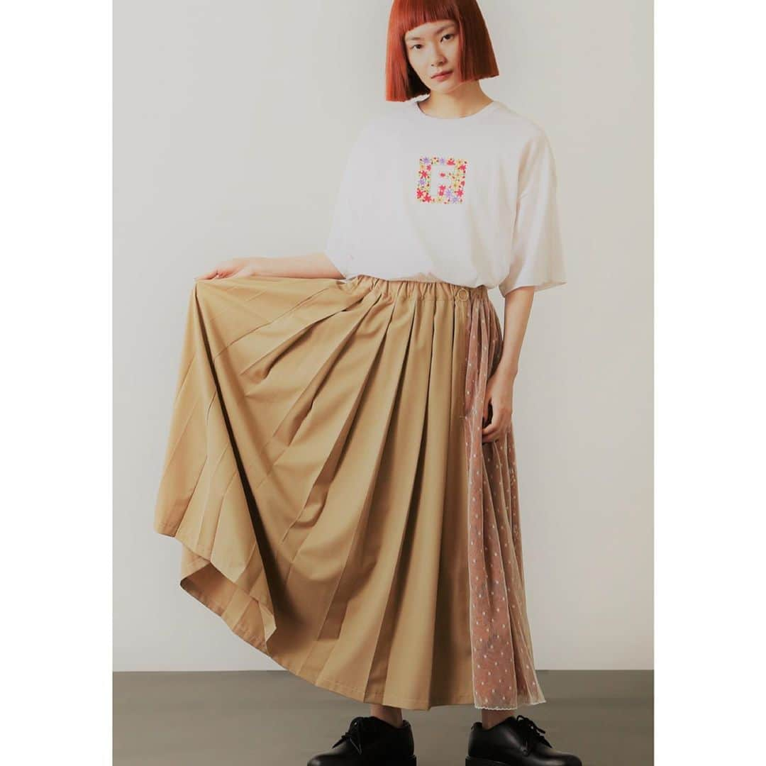 FRAPBOISofficialさんのインスタグラム写真 - (FRAPBOISofficialInstagram)「New Arrivals  T-Shirt 7,200yen+tax  Skirt 19,000yen+tax  In Stores Now  #frapbois #フラボア #flower #フラワー #花 #emblem #エンブレム #紋章 #embroidery #エンブロイダリー #刺繍 #skirt #スカート #pleats #プリーツ #pleatsskirt #プリーツスカート #laceskirt #レーススカート #tulleskirt #チュールスカート #designskirt #デザインスカート #relax #リラックス #relaxwear #リラックスウェア #tokyo #japan」9月16日 17時52分 - frapbois_official