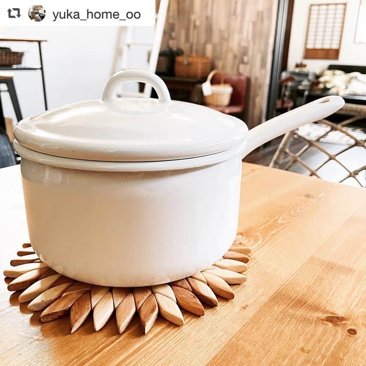 Otto Japan(オットージャパン) のインスタグラム：「@yuka_home_oo さん 素敵な写真ありがとうござます！気に入っていただけて嬉しいです😊  ----------- ＼お引越しキャンペーン実施中✨／ マイモットーはノースモールへアカウントをお引っ越しします！  今まで応援していただいた皆さまへ感謝を込めて。 @northmall_com へ移動して アカウントをフォロー&投稿をいいね❤️で 抽選で1,000名様に1,000円offクーポンプレゼント🎁 詳しくは @northmall_com のプロフィールをチェック👈  応募期間：9／9〜10／7まで  さらに❗️  今なら新規会員登録で送料無料です！🚛 北欧アイテムやライフスタイル雑貨などお得に手に入れるチャンスです😌 -----------  #repost @yuka_home_oo   我が家に新しい鍋敷きが仲間入り〜  ＜スカンジナビスク・ヘムスロイド＞  北欧の職人てづくりの木製鍋敷き モザイク  袋を開けた時、凄く木の良い香り✨  これひとつひとつ北欧の職人さんの手作りだそうで、手仕事ならではの良さが出ていて、使ってると木の色があめ色になる過程を楽しめるそうです。←めっちゃ楽しみ♪  使わない時はピンチに挟んで引っ掛けて見せる収納をしてみたんですが、モザイク柄もとってもオシャレで存在感がある♡ 鍋を置いてもみえる姿もまた可愛い〜  北欧雑貨ってほんと可愛いですね♪  @northmall_com さんで購入出来ます♪  ノースモール → https://www.northmall.com  #ノースモール公式アンバサダー  #ノースモールサイト  #PR #鍋敷き #ポットマット #スカンジナビスクヘムスロイド  #北欧 #北欧雑貨 #キッチン #見せる収納 #キッチン収納」