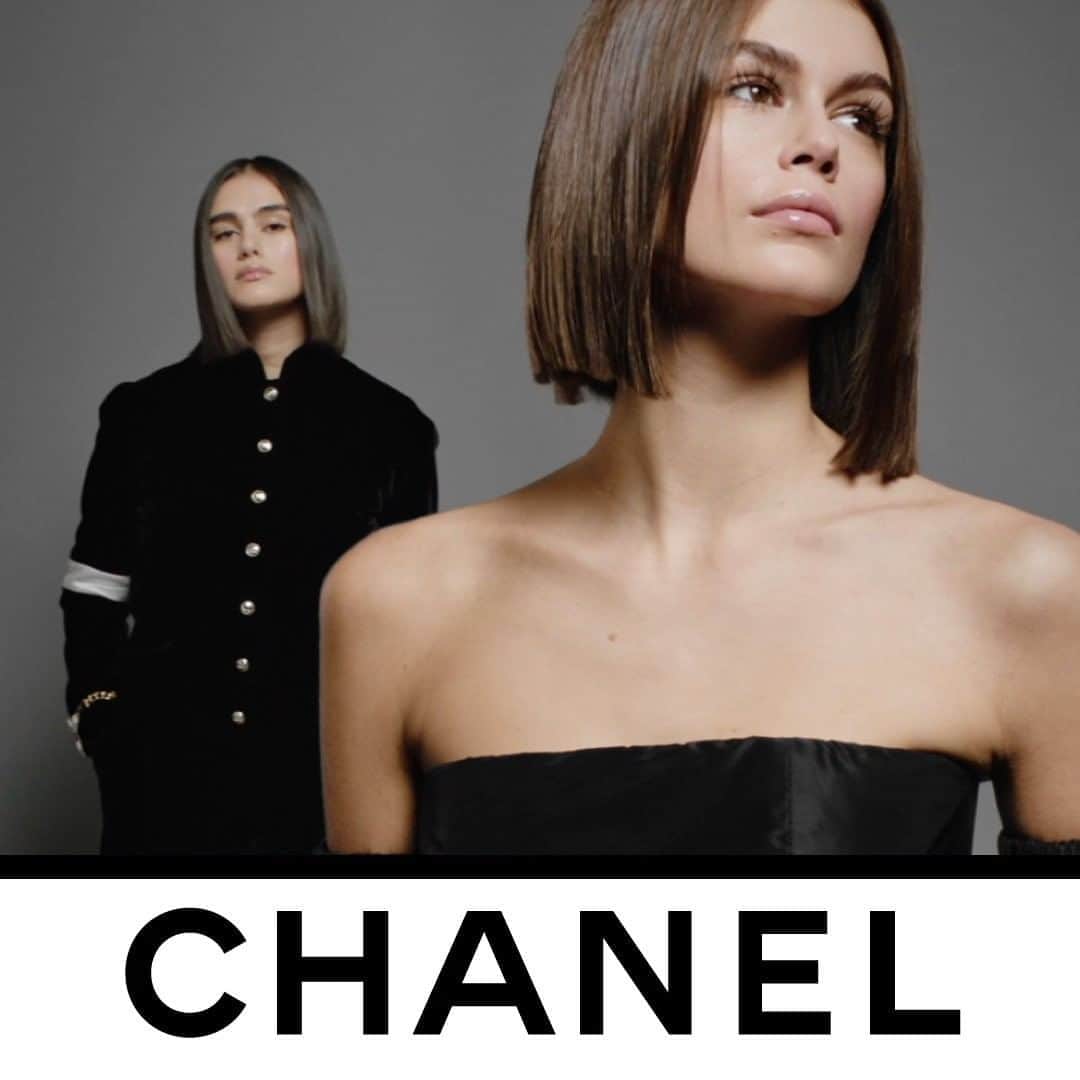 のインスタグラム：「“A very simple, very pure momentum. Romanticism but without any flourishes. Emotions but without any frills,” explains Virginie Viard about the CHANEL Fall-Winter 2020/21 Ready-to-Wear collection, now in boutiques.  Video by Guillaume Delaperriere.  #CHANELFallWinter #CHANEL @GuillaumeDelaperriere @Jilla.Tequila @KaiaGerber」