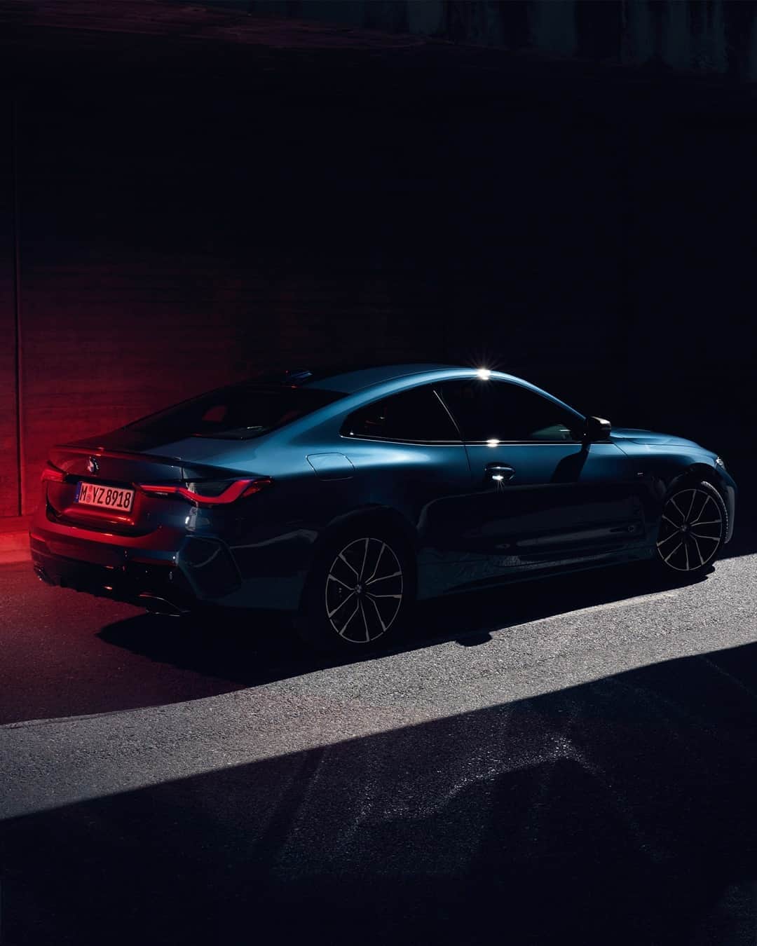 BMWさんのインスタグラム写真 - (BMWInstagram)「See through. The all-new BMW 4 Series Coupé. #THE4 #BMW #4Series __ BMW M440i xDrive Coupé: Fuel consumption in l/100 km (combined): 7.1–6.8. CO2 emissions in g/km (combined): 163–155. Further information: www.bmw.com/disclaimer.  	 Acceleration (0-100 km/h): 4.5 s. Power: 275 kW, 374 hp, 500 Nm. Top speed (limited): 250 km/h.」9月16日 18時00分 - bmw