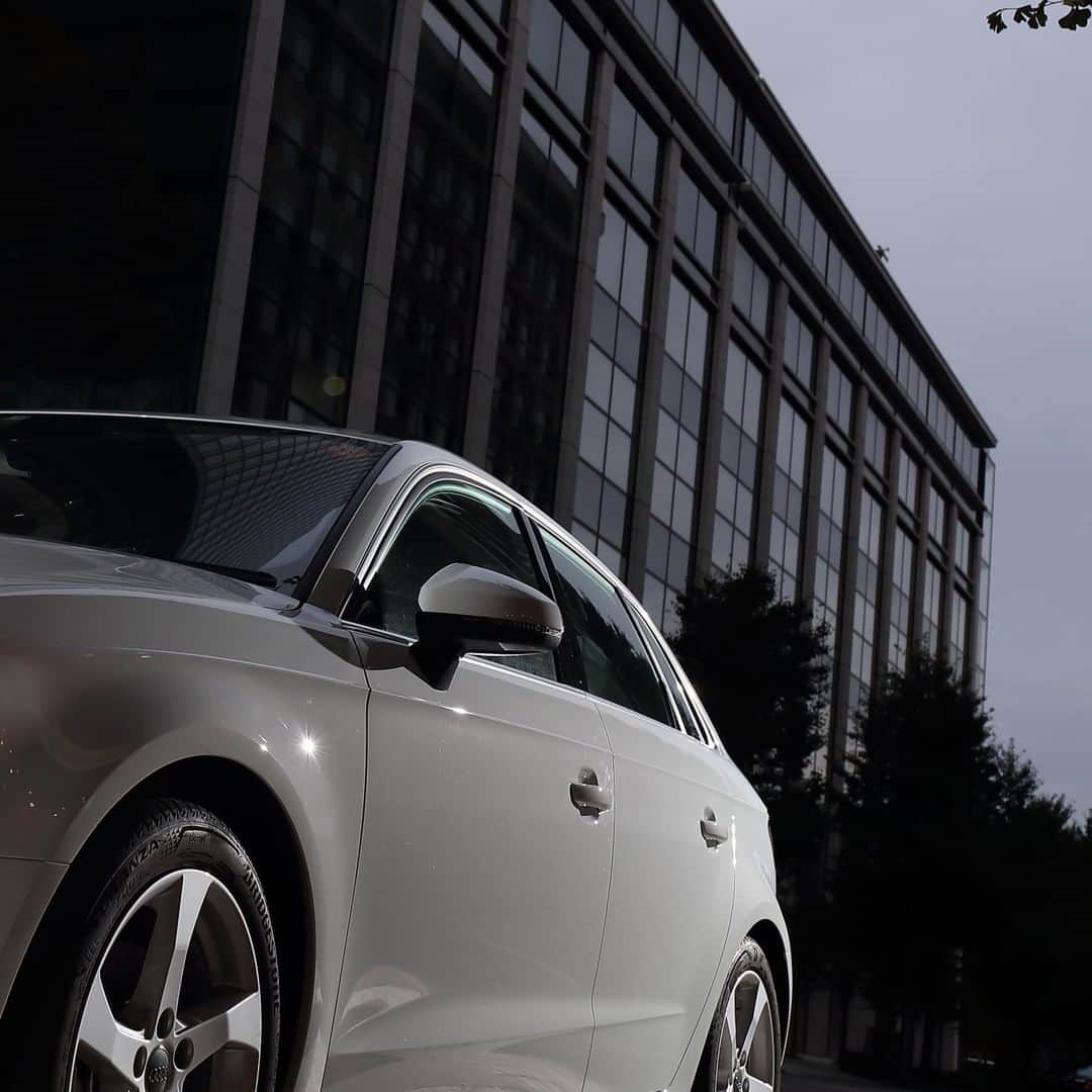 Audi Japan Sales / アウディジャパン販売さんのインスタグラム写真 - (Audi Japan Sales / アウディジャパン販売Instagram)「上質さと先進装備を凝縮したプレミアムコンパクト、#AudiA3。 アウディ バーチャルコックピットやマトリクスLED ヘッドライトなど、人気のオプションが充実。テレマティックスサービスのAudi connect/Audi connect Navigator が、あなたの快適なドライブをサポートします。  ぜひ #AJS にてお試しください。 @audi.japan.sales  #Audi #A3 #myaudi #audistyle #car #アウディ #ドライブ #車 #愛車 #外車 #ドイツ車 #車好き #車好きな人と繋がりたい #アウディ女子 #車好き男子」9月16日 18時00分 - audi.japan.sales