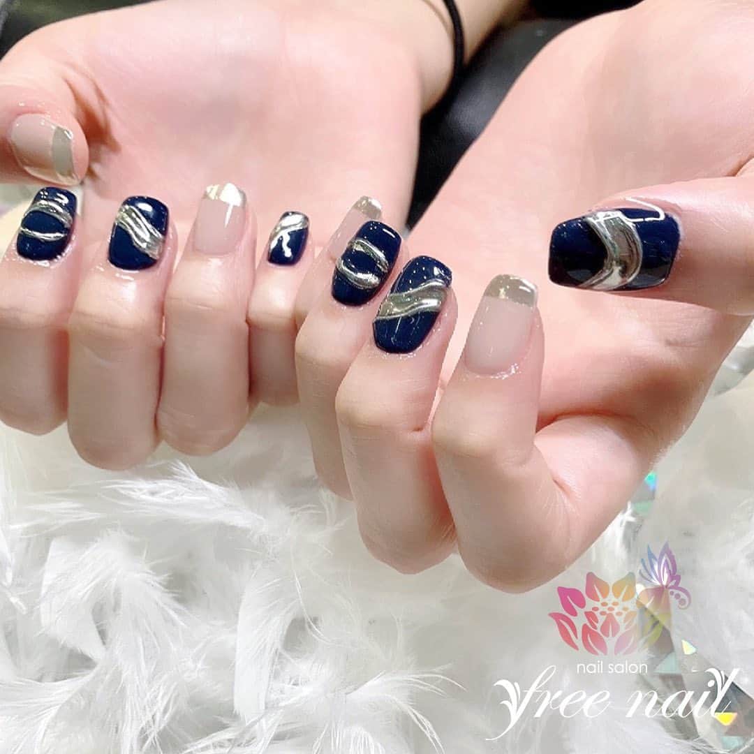 free nail フリーネイルのインスタグラム：「. お客様ネイル💅🏻🐿 . メタリックネイル⚜️ . おしゃれなネイビー🌑🖌 . ご来店ありがとうございました🙇🏻‍♀️🙇🏻‍♀️🙇🏻‍♀️💗 . #ネイルアート #ジェルネイル #ネイルサロン #大阪ネイルサロン #ネイルデザイン #ネイルチェンジ #メタリックネイル #ミラーネイル #フレンチネイル #立体ネイル #ネイビーネイル #ヌーディーネイル #デザインネイル #トレンドネイル #おしゃれネイル #シンプルネイル #スクエアネイル #秋ネイル #autumnnails #nailsart #nailsdid #美甲 #日式美甲 #日式美甲胶 #日本美甲师 #日本美甲老师 #美甲上课 #日本胶 #フリーネイル #freenail」