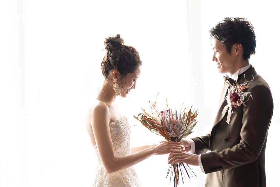 VOW_weddingのインスタグラム：「ドレスを纏ったときの胸の高鳴り 大切な人があなたへ向ける笑顔  この一瞬がいつまでも残りますように。  こちらはJUNO天神本店にて撮影のお写真です。﻿ ﻿ JUNO天神本店フォトプランのお問い合わせは﻿ @juno_tenjinのアカウントへDM﻿ またはトップページJUNO公式HPのお問い合わせフォームより﻿ ﻿ ﻿ #フォトウエディング﻿ #junoの前撮り﻿ #photowedding﻿ #junophotowedding﻿ #九州フォトウエディング﻿ #福岡フォトウエディング﻿ #九州花嫁﻿ #福岡花嫁」
