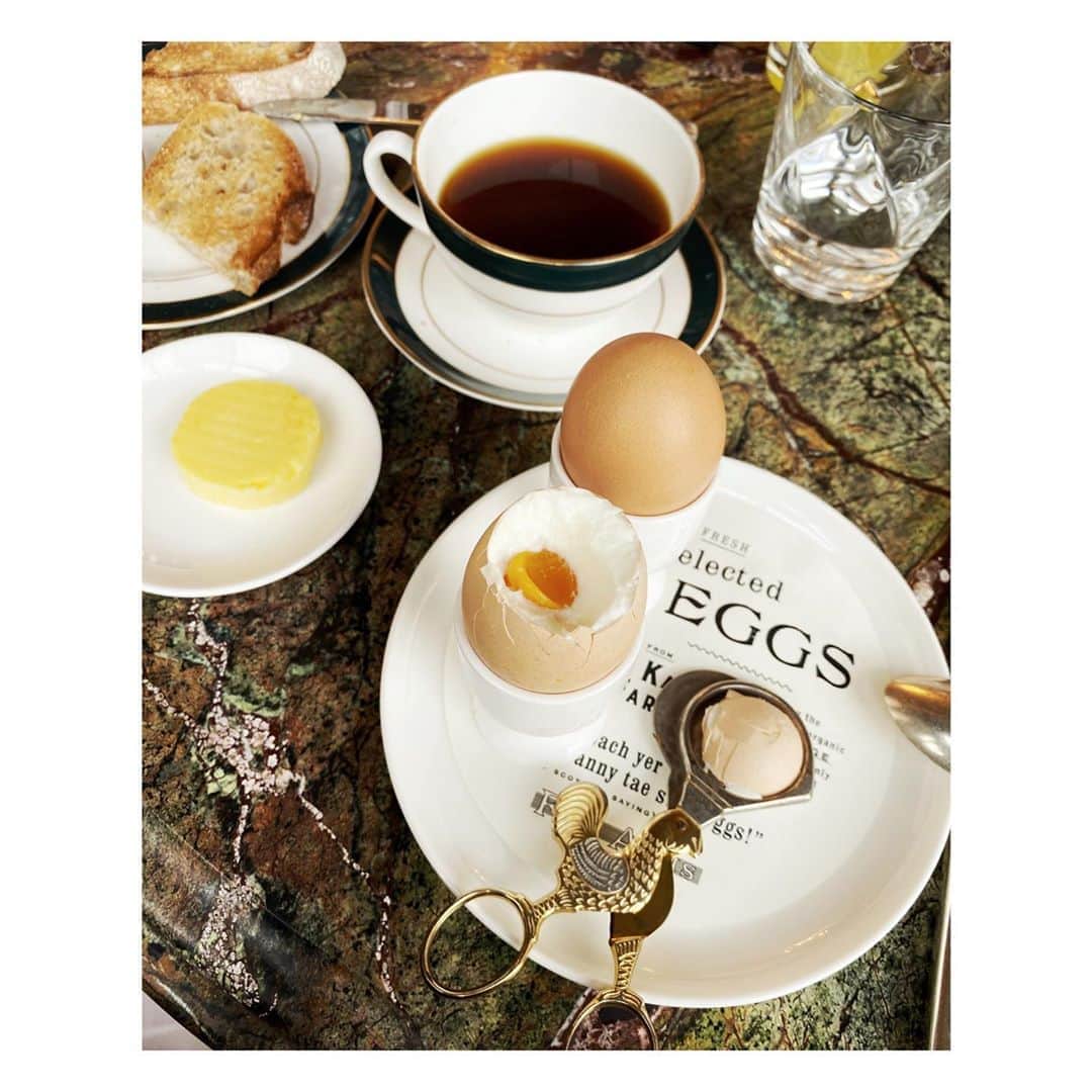 ギャランス・ドレのインスタグラム：「My favorite breakfast. Black coffee, soft boiled egg, bread and butter (except that I like the egg to be a little more runny, exactly three minutes thirty seconds) - I’d never seen an egg scissor before though!」