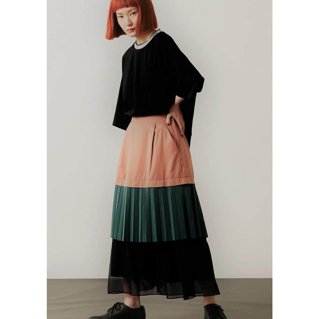 FRAPBOISofficialさんのインスタグラム写真 - (FRAPBOISofficialInstagram)「New Arrivals  Cut and Sewn 8,000yen+tax  Skirt 24,500yen+tax  In Stores Now  #frapbois #フラボア #20 #20years #20周年 #cutandsewn #カットソー #logo #ロゴ #logotape #ロゴテープ #skirt #スカート #chino #チノ #pleats #プリーツ #sheer #シアー #透ける #colorblock #カラーブロック #designskirt #デザインスカート #relax #リラックス #relaxwear #リラックスウェア #tokyo #japan」9月16日 17時56分 - frapbois_official