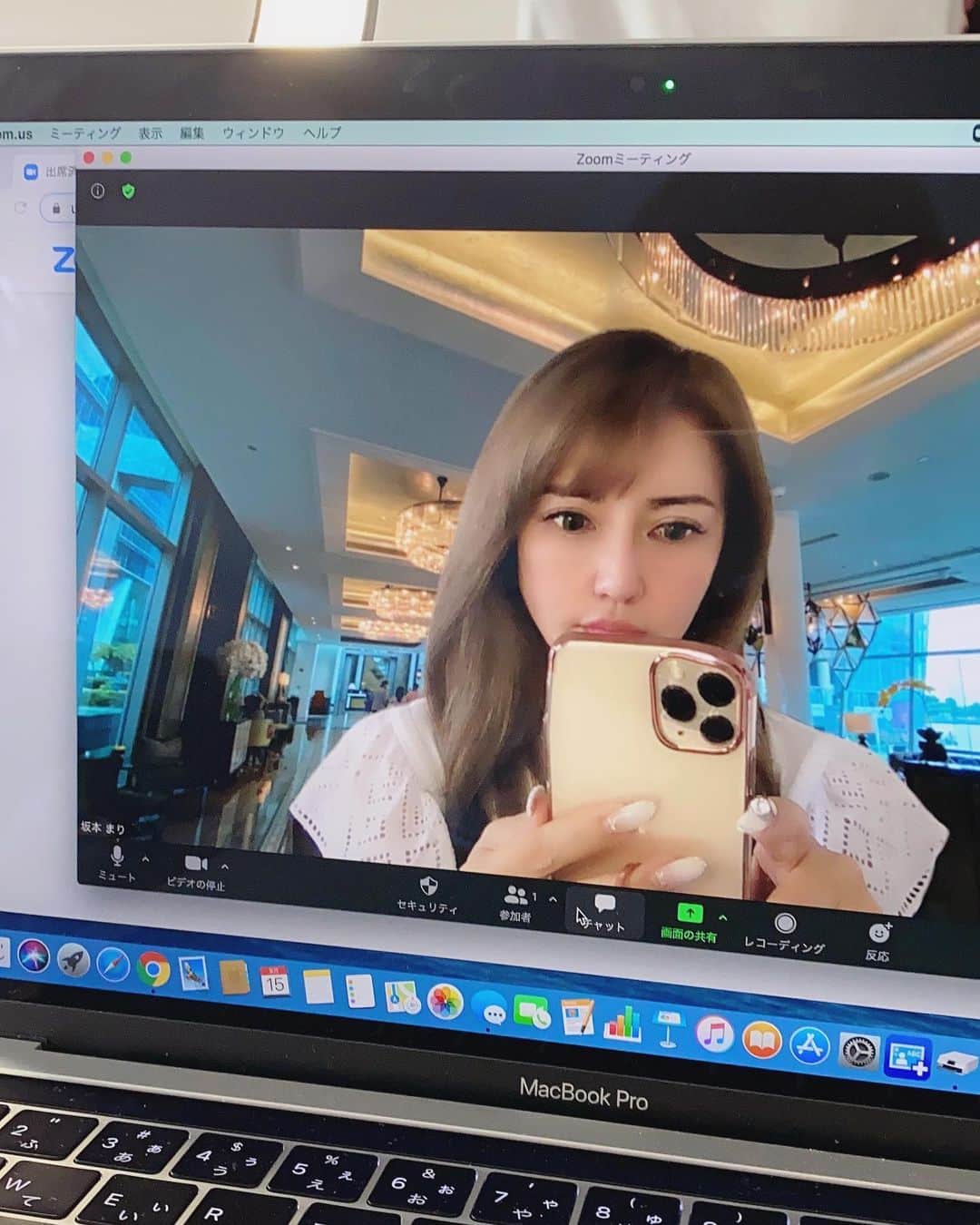 selfieneのインスタグラム：「今週は50名の人と面談をした それぞれ色々な事情が有り 抜け出したい今が有る  しかし話を聞くと 困っている人ほど 何も行動していない  上手く行ってる人は 驚く程アグレッシブだ笑  人間の能力には大した差はない もしかしたら、それだけの 違いなのかもしれないね  それにしてもzoomの 美肌フィルターがやばい✨ メイクしなくても大丈夫‼️ ありがとうございます😊  #投資女子  #投資家コミュニティ  #zoom面談」