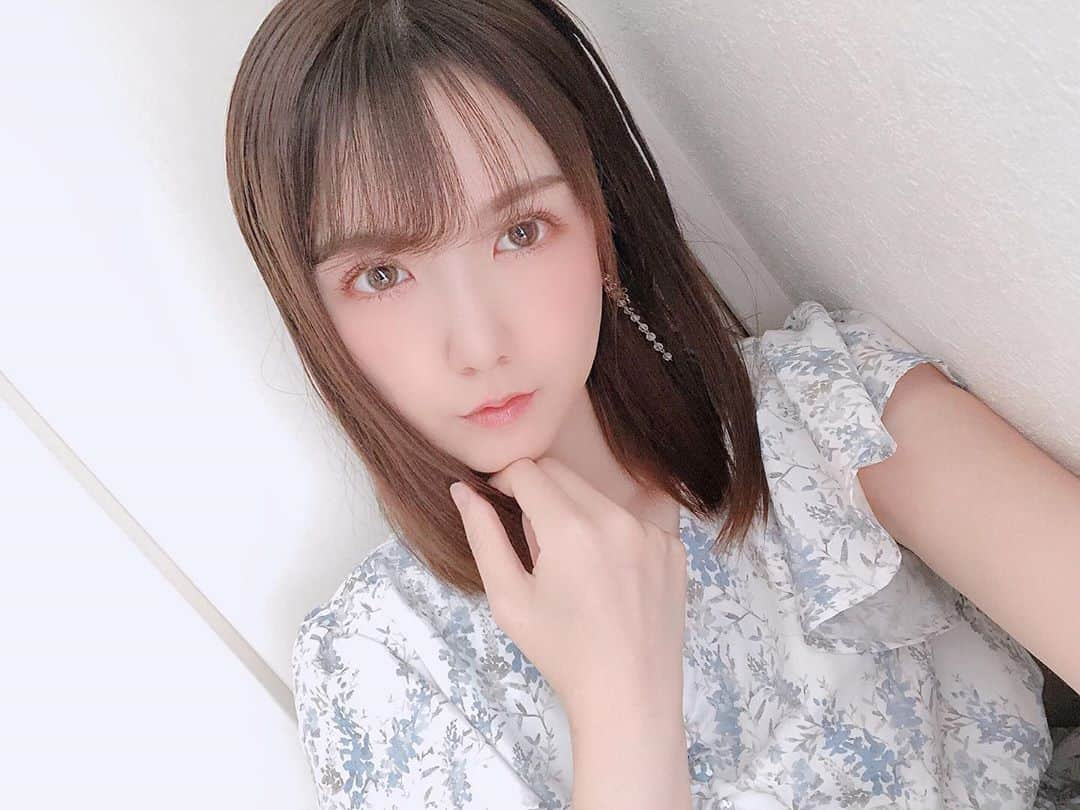 平口みゆきのインスタグラム：「カラコン慣れしようと思って付けてみたら秒で痛くなって秒で取りました。。 . . ダチュラたんの撮影の時は余裕だったのにな🤔 . . 目痛くても写真だけはしっかり撮りました😭✌︎笑 . . #カラコン #綺麗 #またつけてみたい #女子力 #あがった気分 #だけど #よくみると #アホ毛 #すごい #笑 #selfie #me #makeup #colorcontacts #followｍe #平口みゆき #hiraguchimiyuki」