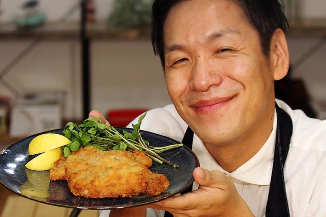 川島章良のインスタグラム：「. . .  今回作ったのは『ミラノ風カツレツ』です。  もちろんだしが入ってるんですが、チーズとだしと豚の相性がよく  食べて噛めば噛むほど旨いです。  旨味爆破してます。  トンカツも美味しいですがこのカツレツはトンカツ越えしちゃいますよ。  材料  ・豚ロース 1枚 ・だしパック　1/2パック ・黒こしょう 適量 ・粉チーズ 適量 ・パン粉 40g ・卵  1個 ・小麦粉 適量 ・サラダ油　適量 ・クレソン　飾り付け  だしパックダイエットとしても向いてますのでいいですよ。  だしパックダイエット本も発売しております。  #だしパックダイエット  #かわだしクッキング  #だしパック #出汁 #だしパック料理研究家  #カツレツ #豚 #ダイエットメニュー」