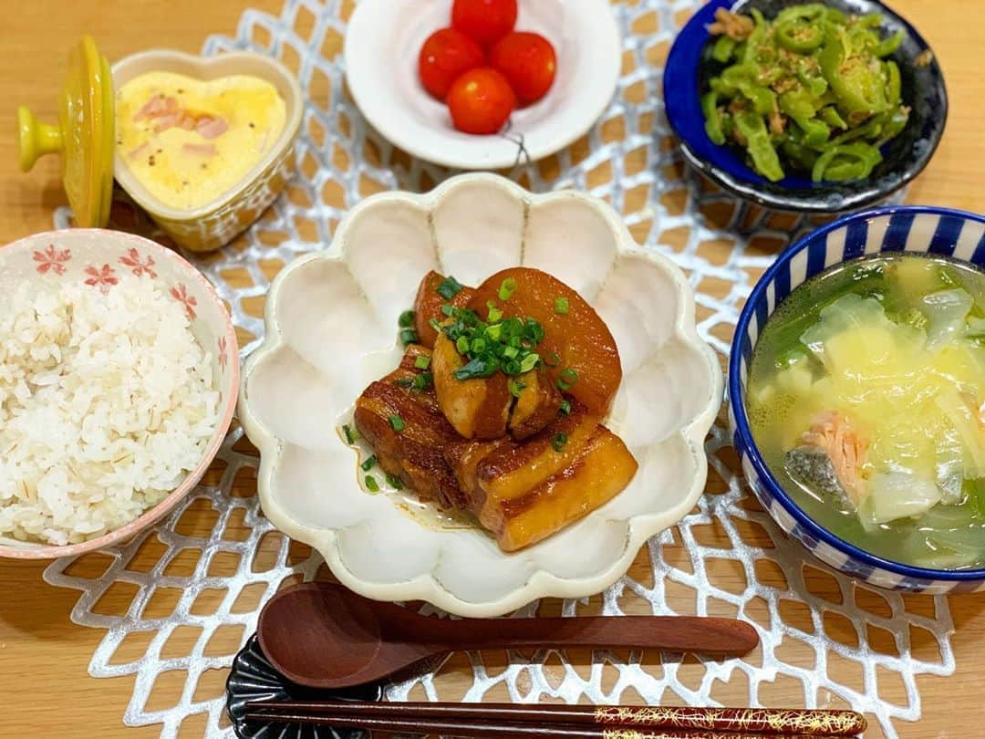 奥山夏織さんのインスタグラム写真 - (奥山夏織Instagram)「この日のご飯はいろいろな本のレシピで気になった物を掛け合わせて作ってみました💓 ・ 🍴#豚の角煮 🍴#鮭とほうれん草のチーズスープ(#anan) 🍴#ハムとマスタードのフラン (#クックフォーミー) 🍴#ピーマンのおかか和え 🍴#もち麦入りご飯 #ミニトマト スープのレシピは本当は三つ葉ですが、なかったのでほうれん草を入れて作ってみました😋 ・・・ #かおりずキッチン #cooking #料理 #主婦料理 #OL料理 #クッキング #ご飯#foodinsta #food #foodstagram #おうちご飯 #お家ごはん #晩ご飯 #晩御飯」9月16日 17時59分 - okuyama_kaori