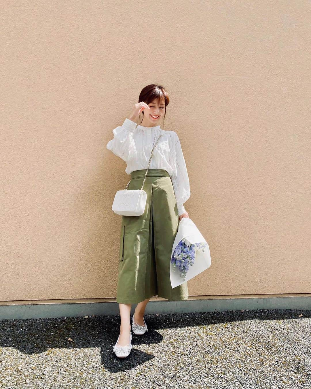 水野佐彩さんのインスタグラム写真 - (水野佐彩Instagram)「・ @urbament_official coordinate🤍 お花屋さん帰りです💐 今までカーキには黒を合わせてきたけど 白でまとめると 秋の始まりにぴったりで とーっても可愛いことに気付きました☺️🤍 チロリアンブラウス可愛い...☺️❤️ #sサイズコーデ #153cmコーデ #おちびコーデ #ママコーデ #sサイズ女子 #30代ファッション #30代コーデ  #おちびの輪 #きょコ #ママライフ #令和2年ベビー #2020年ベビー #女の子ママ #秋メイク」9月16日 18時09分 - saaya_mizuno