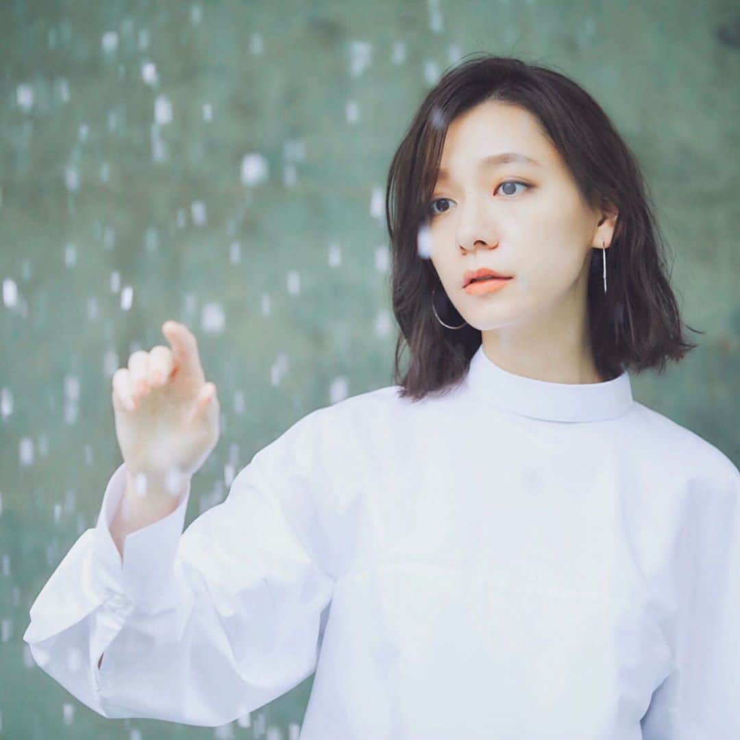 フォードヘア化粧品のインスタグラム：「きらめきに触れると 気持ちもうるおい始める。 ・ ・ ・ 詳しくは、プロフィール欄のURLをご覧ください。 @mian_beauty ・ ・ ・ #フォードヘア化粧品はミアンビューティーへ #MIANBEAUTY #ミアンビューティー #やさしくわたしらしく #三口産業 #美容室専売品 #ヘアサロン #美容室 #美容師 #プロフェッショナル #美容」