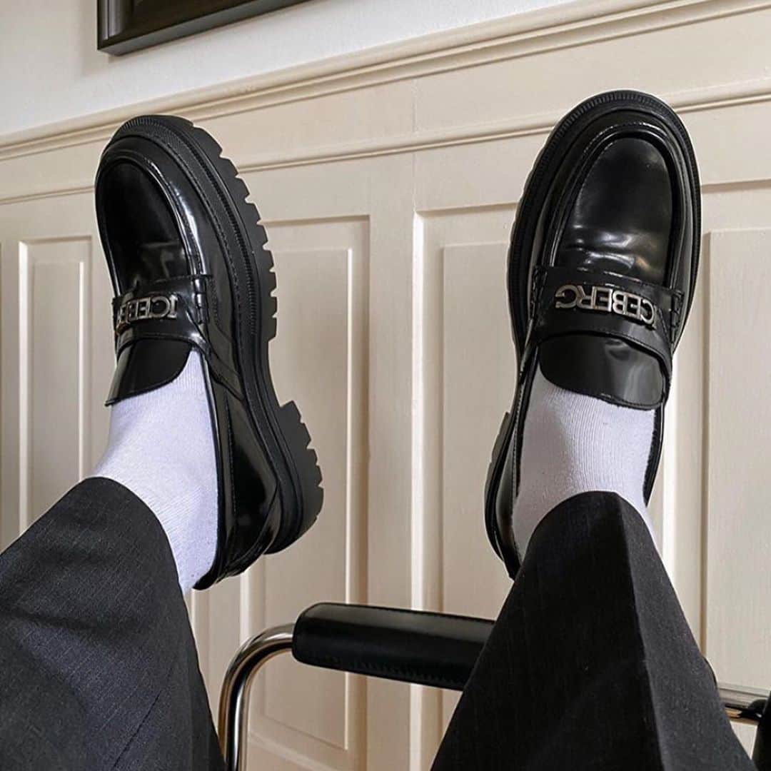 ジェームスロングのインスタグラム：「Love these loafers from pre Covid Menswear show in Milan in January. @iceberg」