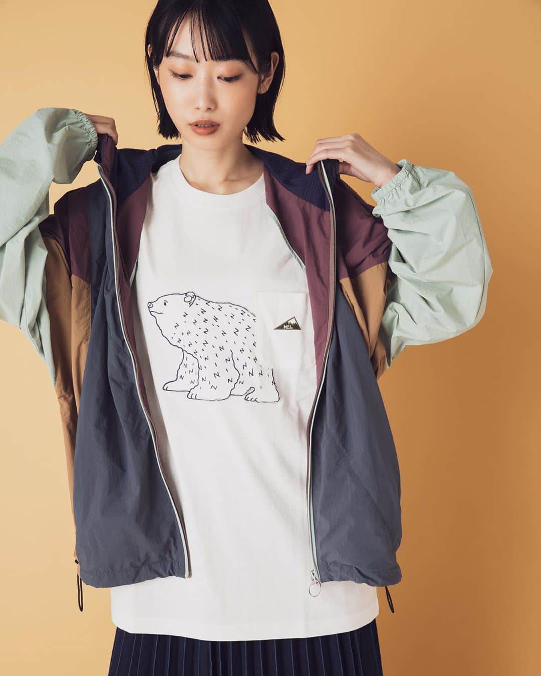 ネ・ネットのインスタグラム：「ネ・ネット × MEI のコラボレーションアイテムが好評発売中。﻿ ﻿ ■ NE × MEI NYLON TUSSER﻿ ﻿ MEIらしさとネ・ネットらしさが感じられる大胆な配色のカラーブロッキングが効いたナイロンブルゾン。 程よいシボ感と光沢感がありつつ、ハリがあってしわになりにくいのが特徴のナイロンタッサーを使用し、軽量で持ち運びにも便利でデザイン性も機能性も重視。 ゆったりした身巾に対して短め丈のデザインで、バランスがとりやすいサイズ感に仕上げています。 フード裏にはメッシュを施し、ウォーミーな配色が効いたカーキをベースにしたマルチカラーと、クールさが加わったネイビーをベースにしたマルチカラーの2色のご用意です。 ﻿ @mei_bag﻿ ﻿ ----------------------﻿ ﻿  <予約アイテム10%OFF＋アウター10倍ポイント>﻿ ネ・ネットより日頃の感謝の気持ちをこめて、﻿ ネ・ネットのアイテムをご予約頂いた方はお会計時に10%OFF。また、10月1日（木）10:00までに9月-11月お届けのアウターをご予約頂いた方にはA-net membership POINTを通常1%とのところ、10倍の10%ポイントを差し上げます。ぜひこの機会にご利用ください。﻿ ﻿ ※全国のネ・ネット直営SHOP / official online store HUMOR限定の企画です。﻿ ※詳しくはofficial online store HUMORをご覧くださいませ。﻿ ﻿ ----------------------﻿ ﻿ #ネネット #nenet #新作 #new #autumn #winter #2020 #collection #stampcard #pointup #fashion #tokyo #japan #mei #メイ #ブルゾン」