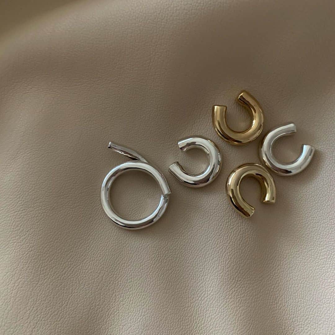 Alisaさんのインスタグラム写真 - (AlisaInstagram)「☕️🍂 @magnolia_tokyo  新作のイヤーカフ 、リングたち入荷しました。 ピアスは明日には販売開始できそうです。  気分はまだまだ夏でいたいけれどニットやレザーの質感や、 長袖を着たり、重ね着したりするのも楽しみなので まずはアクセサリーから簡単にちょっとずつシフト💭  #autumn#jewelry」9月16日 18時18分 - alisataira