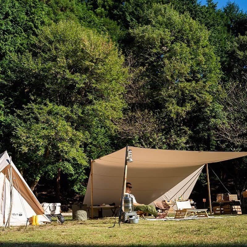 キャンプ情報サイト［ランタン］さんのインスタグラム写真 - (キャンプ情報サイト［ランタン］Instagram)「CAMP SMILE STYLE ／ ミリタリー・アウトドアギアに 囲まれながら子どもと遊ぶ！ ＼ いろんなキャンパーのキャンプスタイルを現地取材と一般キャンパーからの投稿で数多く掲載してます。 . . 詳しくは @lantern.camp webサイトをご覧ください . . #camp #camping #outdoor #travel #trip #lantern_smile #nature #キャンプ #キャンプ用品 #アウトドア #テント #自然 #旅行 #キャンプ初心者 #キャンプ好きな人と繋がりたい #キャンプスタイル #LANTERN #キャンプギア  #ミリタリーキャンプ #アーミー系ギア #フュアハンド #feuerhand #bs276 #ウォータージャグ #ミリタリーボックス #ローチェア #無骨 #親子 #かぶとの森テラスキャンプ場 #ファミリーキャンプ」9月16日 18時13分 - lantern.camp