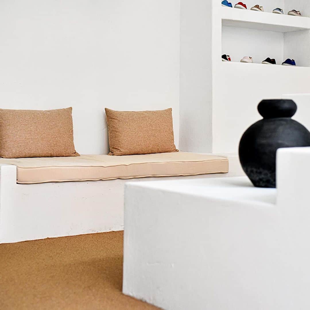のインスタグラム：「Rivieras Leisure Shop New York   Terre en vue A la rentrée 2020, Rivieras s’agrandit et ouvre sa première boutique sur le sol américain à NYC.  Cet espace dont l’architecture intérieure prend son inspiration dans les maisons traditionnelles de la méditerranée, de Ibiza aux Cyclades, présente une large sélection de modèles de la collection et une série d’accessoires, intimement liées au voyage et à un goût prononcé pour le luxe oisif.  Land in sight Rivieras is growing for Back-to-School 2020 and is opening its first flagship store on US land, in New York City. The space design, which finds its inspirational roots in traditional mediterranean houses architecture, from Ibiza to The Cyclades, is carrying a large selection of styles and some select accessories  intrinsically associated with travel and luxury leisure.  New York 52 Canal Street, Store B, NY 10002  Ouvert tous les jours / Open daily   11 am / 7 pm Phone : 646-852-6153  #rivieras#rivierasshop#rivierasnewyork#rivierasnyc」