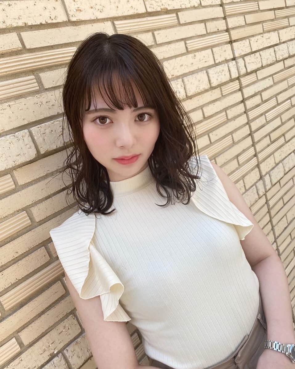 林桃絢美のインスタグラム：「・ こんばんは🌠 ・ 先日載せた写真の別バージョンです✨ 袖が風に吹かれてひっくり返っているのは見なかった事にしてくださいね😣 ・ 本日も #もなポチ ,RTお願い致します🌷 ・ ・ #日本女子大学コンテスト　#日本女子大学　#ミスコンテスト　#ミスコレ　 #サロンモデル #サロンモデル希望 #サロンモデル東京 #サロモ #サロモ希望 #撮影 #撮影モデル #美容院　#東京美容院　#被写体モデル  #instagood #instagram #instalike」