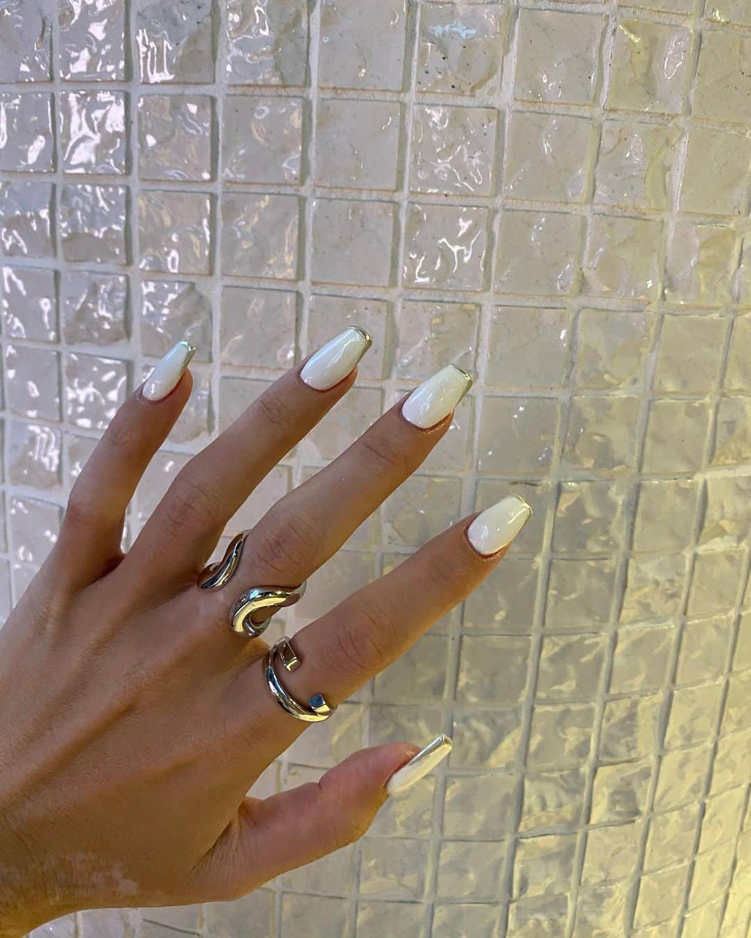 坂本美穂さんのインスタグラム写真 - (坂本美穂Instagram)「White🤍kawaiii 爪先のメタリックが可愛さ増す💅💋 . 担当 @nails_lavivi 色川さん 今回も完璧にありがとうございました💕 . #nail #lavivi #lavivi表参道 #表参道 #ネイル #ネイルアート #ギャルネイル」9月16日 18時26分 - mipochi96