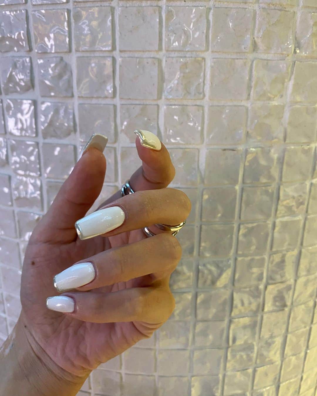 坂本美穂さんのインスタグラム写真 - (坂本美穂Instagram)「White🤍kawaiii 爪先のメタリックが可愛さ増す💅💋 . 担当 @nails_lavivi 色川さん 今回も完璧にありがとうございました💕 . #nail #lavivi #lavivi表参道 #表参道 #ネイル #ネイルアート #ギャルネイル」9月16日 18時26分 - mipochi96