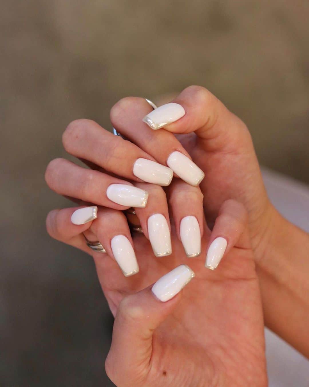 坂本美穂さんのインスタグラム写真 - (坂本美穂Instagram)「White🤍kawaiii 爪先のメタリックが可愛さ増す💅💋 . 担当 @nails_lavivi 色川さん 今回も完璧にありがとうございました💕 . #nail #lavivi #lavivi表参道 #表参道 #ネイル #ネイルアート #ギャルネイル」9月16日 18時26分 - mipochi96