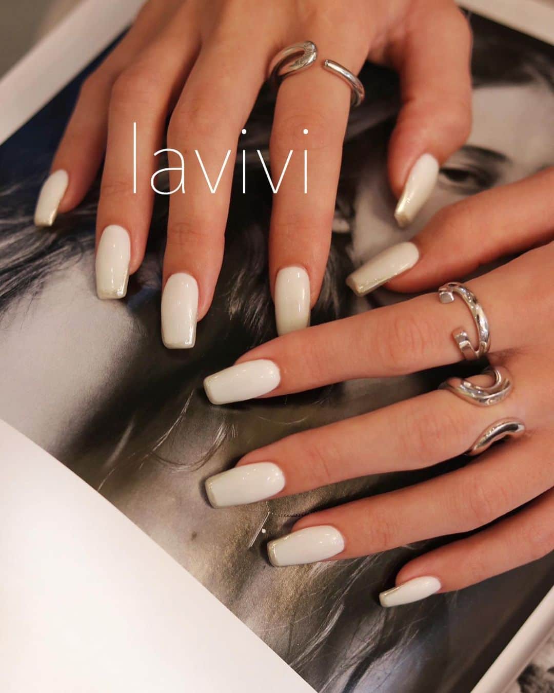坂本美穂さんのインスタグラム写真 - (坂本美穂Instagram)「White🤍kawaiii 爪先のメタリックが可愛さ増す💅💋 . 担当 @nails_lavivi 色川さん 今回も完璧にありがとうございました💕 . #nail #lavivi #lavivi表参道 #表参道 #ネイル #ネイルアート #ギャルネイル」9月16日 18時26分 - mipochi96
