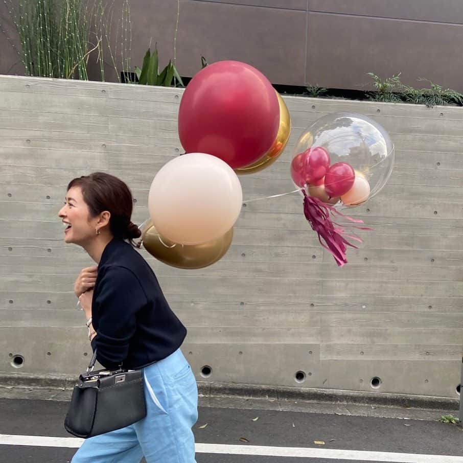のインスタグラム：「年々 ひと事のような年齢に しびれるよねぇ なんて 爆笑しながらのbirthday lunch☺︎ わー&りーり  @wakanozawa & @rikuka.62  いつもおっきな愛を ありがとう❤︎ #friends #happy #love #birthday #balloon 🎈 秋色の🎈可愛いね❤︎」