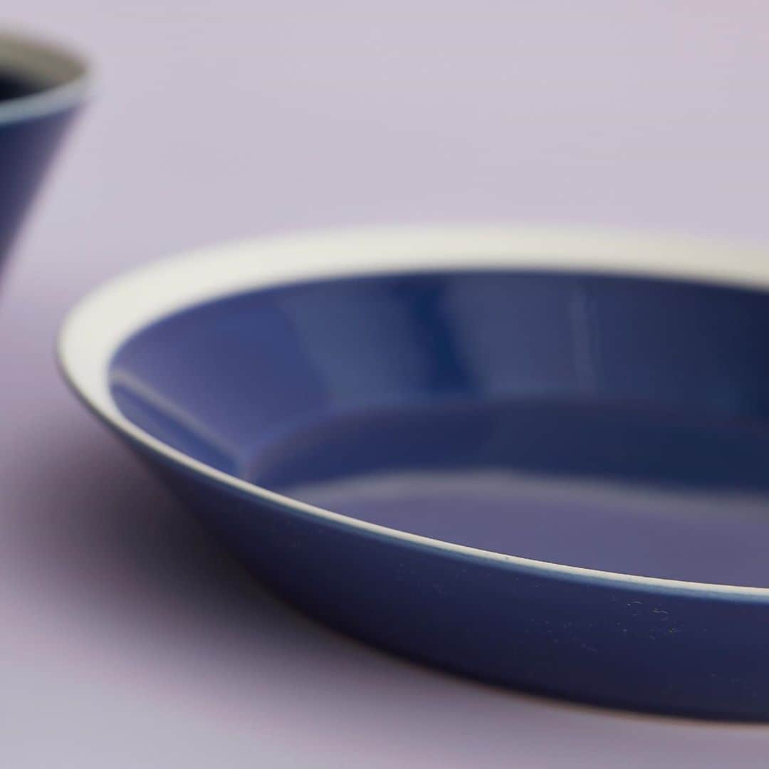 NEWoMan_officialさんのインスタグラム写真 - (NEWoMan_officialInstagram)「[#INDIGO_BLUE] 薄く均一な厚みと、リムの立ち上がりのみで表現されたシンプルな器のシリーズ。少しくすみがかった暖かみのある藍色が、テーブルコーディネートを引き締めてくれます。盛り付ける料理を選ばずにおしゃれに魅せてくれる一枚を、毎日の食卓に取り入れてみては。 ・ SALON adam et ropé　3F #DISHES〈#iihoshiyumiko × #木村硝子店〉 プレート180　¥2,200 プレート230　¥3,300 ボウルS　¥1,800 ボウルL　¥3,000 ＋tax ・ 8/14(金)～9/30(水)の期間中、「LIFE WITH THE QUALITY -いいものといつまでも-」を開催！ ずっと使いたくなるような魅力的な商品を各ショップにてご用意しております。詳細は、館内に展開しているリーフレットをご覧ください。 ・ 9/10(木)～9/22(火・祝)は、ルミネカード10％オフキャンペーン！ニュウマンでのお買い物、新作コスメやお食事もルミネカードのご利用で10％オフになります。お得なこの機会に秋の新作アイテムをお見逃しなく。 ・ #NEWoMan #newoman_shinjuku #ニュウマン #SALONadametrope #サロンアダムエロペ #アダムエロペ #お皿 #器 #うつわ #器のある暮らし #食器 #yumikoiihoshiporcelain #yumikoiihoshi #イイホシユミコ #お皿集め #お皿好き #ワンプレートごはん #おうちごはん #おうちカフェ #丁寧な暮らし #テーブルコーディネート #TOKYO #shinjuku #ニュウマン新宿 #instagood」9月16日 18時27分 - newoman_shinjuku
