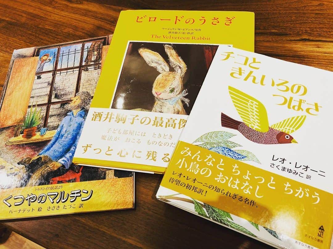 小林香のインスタグラム：「息子は絵本が好きなようで、ちっとも読まなかったりもする。昨日の朝は絵本が好き好きモード。時間があったので三冊読みました。グレートコメット以来どっぷり好きになったトルストイのお話「くつやのマルチン」。酒井駒子さんの「ビロードのうさぎ」。レオ・レオーニの「チコときんいろのつばさ」。以上の三本立てでお届けしたわけですが、、、もうね、歳ですよ、歳！絵本に込められた滋味深い一文にうるっとして、鼻がツーン。息子に悟られずに平気な顔して読み続けるわけなんですけど、三冊ともこれだから朝から大変です。年を重ねたからわかることが多くなってきて、加齢は良きことと思ってる。身体的には若い方がいいけど、それでも良きこともたくさんある。ちなみに、夜も三冊とも読まされました。何度読んでも何度見ても面白いってすごいこと。 #くつやのマルチン  #ビロードのうさぎ  #チコときんいろのつばさ  #トルストイ #酒井駒子さん  #レオレオーニ  #ナターシャピエールアンドザグレートコメットオブ1812」