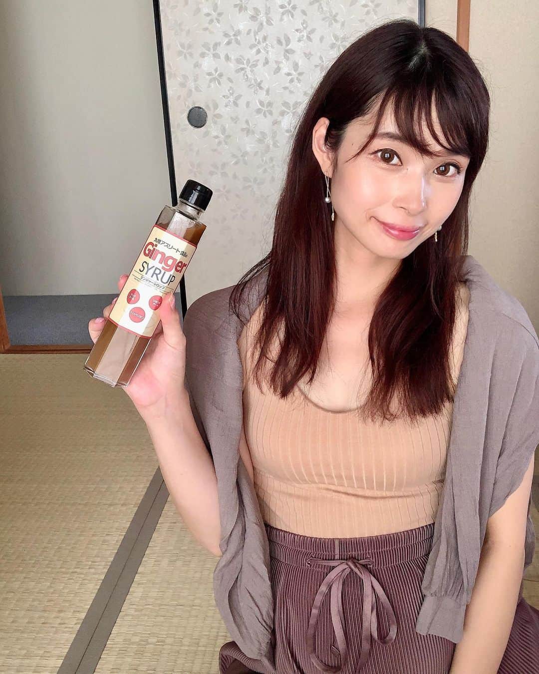 三佐和あやのインスタグラム：「健康オタクのわたしが今 気に入って飲んでるのは「長崎県産 生姜シロップ」﻿ ﻿ 乳製品と合わせるとめちゃおいしい⭐︎﻿ 最近は 豆乳で割って飲むのがブームなんです😉コレやってみてほしい！！豆乳が飲みやすくなるほど おいしい生姜シロップです♪﻿ ﻿ あとは、サラダやトーストにかけたりしても美味しい ♪ あまいの☺️👌﻿ ﻿ 女性に多い⚪︎体の冷え⚪︎気分的にスッキリしない⚪︎なんだかイライラする など思い当たることがあったら、いい「食」がとれていないからかも。﻿ ﻿ 生姜シロップを飲んでて、実感したのは 体がポカポカするから、寝入りが良くなって気持ちに余裕ができたところですかね〜✨﻿ ﻿ 普通じゃない スゴイ生姜を選び出すことから始まり、水を一切使わずに作り上げる方法で出来ていて、多くの方に繰り返し愛飲されて発売から7年半で960万本‼️という ﻿ とてつもない数字をたたきだしているんです〜 ﻿ ﻿ それを知らず飲んでたけど、飲みやすくて美味しいから 納得ですよ。﻿ ﻿ 冷え性も改善するし、代謝も良くなるからダイエットにもいいのよ😉﻿ ﻿ 寝る前に飲むのが、おすすめかな🙋‍♀️﻿ ﻿ ﻿ ⭐︎九州アスリート食品のアカウント ﻿ @kyushu_a_shokuhin_ginger から﻿ 詳細ページに飛べます。﻿ 〈拘りのスゴイ製法が書いてありますよ♪〉﻿ ﻿ ☑︎Check↓﻿ https://www-sp.emotent.jp/user/campaign.php?cp=3576-38﻿ ﻿  #pr #美容 #大人女子 #おとなかわいい #アンチエイジング #エイジングケア #ママ #アラフォー #アラサー#健康食品 #健康的に痩せる #健康 #ダイエット食事   #九州アスリート食品#生姜シロップ#pr #ジンジャーシロップ#無添加#インナービューティー#おこもり美容 #温活」