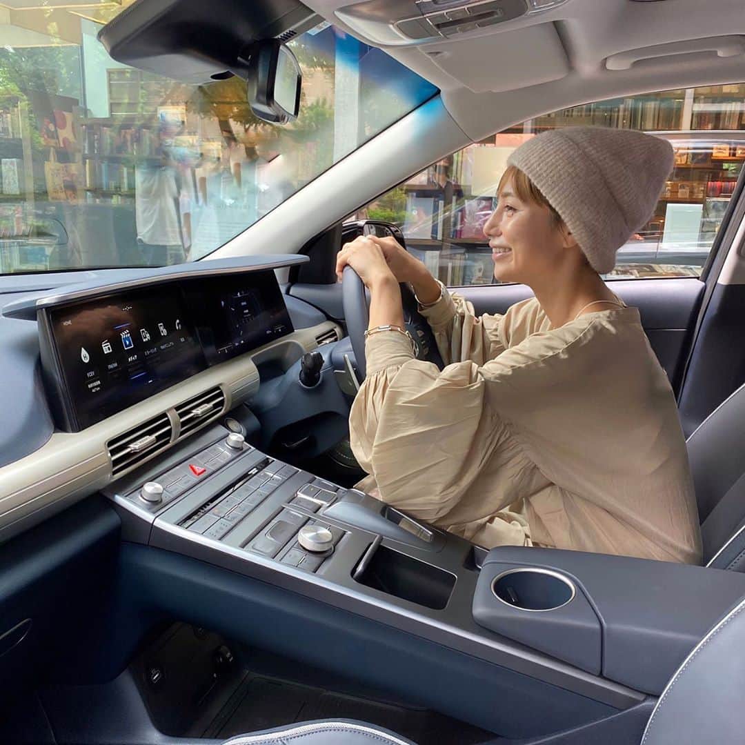 長谷川あやさんのインスタグラム写真 - (長谷川あやInstagram)「👨‍👩‍👧👨‍👩‍👧👨‍👩‍👧 #Hyundai#NEXO#NEXOTerrarium ・ ・ ・ 代官山 T-SITEで開催されている HYUNDAI 水素電気自動車『NEXO』の 体験イベントに家族でお邪魔してきました🚗✨ ・ SUVタイプの水素電気自動車『NEXO』は なんと1回の充填で最⻑航続距離820km‼️ 排気ガスの変わりに水と綺麗な空気が 排出されるという地球にも環境にも とっても優しい車なのだとか、、、😌💭 ・ いろいろな状況が変わってきている今 環境や自然との向き合い方もみつめ直す いいきっかけにもなっているなと思います！ サスティナブルな考えを取り入れながら 生活していけたらいいな〜✨ ・ 緑に囲まれたフォトスポットや ジオラマもあったりして 親子でも楽しめる会場なので ぜひ遊びに行ってみてください😆‼️ 来週22日まで開催されているそうです🤎 ・ 『Supported by Hyundai NEXO』」9月16日 18時21分 - ayasuke_0516