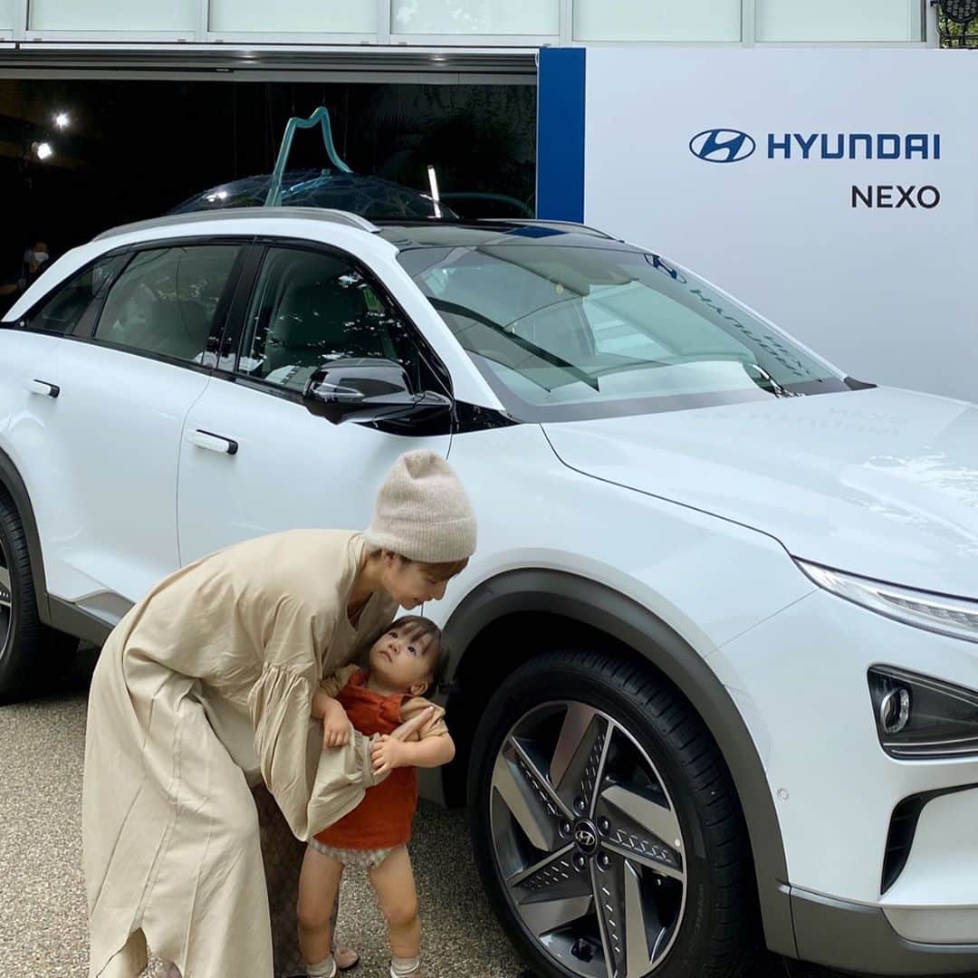 長谷川あやさんのインスタグラム写真 - (長谷川あやInstagram)「👨‍👩‍👧👨‍👩‍👧👨‍👩‍👧 #Hyundai#NEXO#NEXOTerrarium ・ ・ ・ 代官山 T-SITEで開催されている HYUNDAI 水素電気自動車『NEXO』の 体験イベントに家族でお邪魔してきました🚗✨ ・ SUVタイプの水素電気自動車『NEXO』は なんと1回の充填で最⻑航続距離820km‼️ 排気ガスの変わりに水と綺麗な空気が 排出されるという地球にも環境にも とっても優しい車なのだとか、、、😌💭 ・ いろいろな状況が変わってきている今 環境や自然との向き合い方もみつめ直す いいきっかけにもなっているなと思います！ サスティナブルな考えを取り入れながら 生活していけたらいいな〜✨ ・ 緑に囲まれたフォトスポットや ジオラマもあったりして 親子でも楽しめる会場なので ぜひ遊びに行ってみてください😆‼️ 来週22日まで開催されているそうです🤎 ・ 『Supported by Hyundai NEXO』」9月16日 18時21分 - ayasuke_0516
