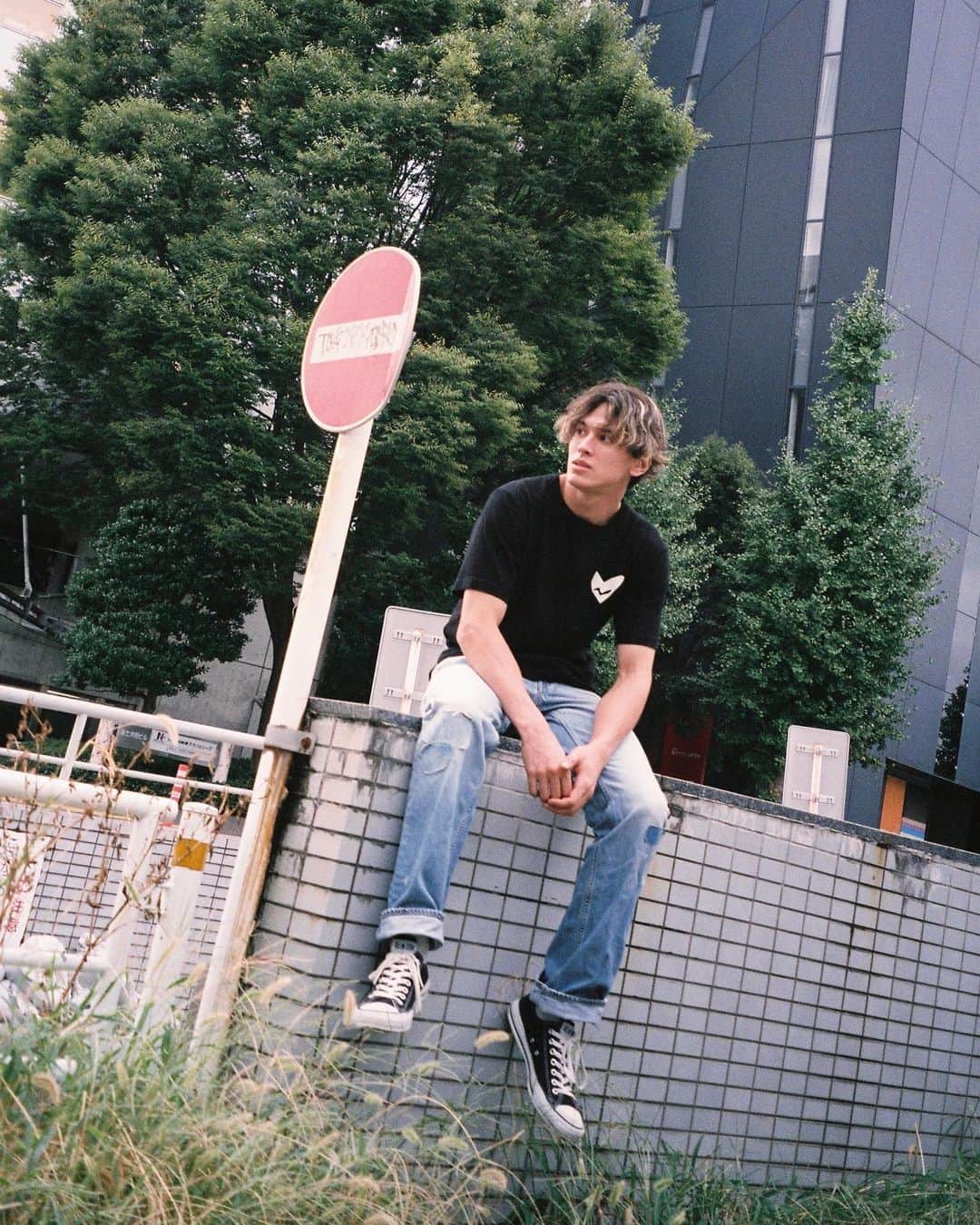 大原海輝のインスタグラム：「撮りました。  『いつか絶対に一緒に作品を作ろうと話した友人』だったり、 『漠然と何かやりたいと言っていた話』 に"きっかけ"や"意味″を作ってしまおうと思います。( ein )で始めた事を次へ。  これからをお楽しみに！ For @ein_i_am   Design : @reeeeeach0222  Photo& Producer : @umichan1015  Hair&Make : @guchiii.hm  Model : @kojisaikawa @sakurayokose  Support : @yu_uki333   …Thanks!!!! & biglove!!!!!!!  Ｑ．篠崎理一郎さんにとって描くとは何ですか？  Ａ．「 NOW 」  僕にとって絵とは、寝て、食べるみたいな習慣の一つであって、今もその位置づけは変わらない。 ただ歳を取るにつれて、描く行為は曖昧な自分を記録して、社会と繋がる為の術でもあるように感じて来た。 口から出す言葉だけを辿るのでなく、身体が感じるものに耳を傾けて、 その都度感じたものを素直に形にしていくのが自分らしいなと思う。  ( aidea : : )   Profile : 篠崎理一郎   1989年鹿児島生まれ。アーティスト・イラストレーター。主にドローイングと線画を軸に作品を展開する。 自身の展示活動ほか、近年はTK from 凛として時雨 『Acoustique Electrick Session"』ツアーグッズイラストから始まり、アジカンことASIAN KUNG-FU GENERATIONの後藤正文さんが編集長を務める雑誌『The Future Times』第9号の表紙イラスト提供など。 広告やファッションブランド、ミュージシャンのCDジャケット、映像作品へのアートワークなどに関わる。」
