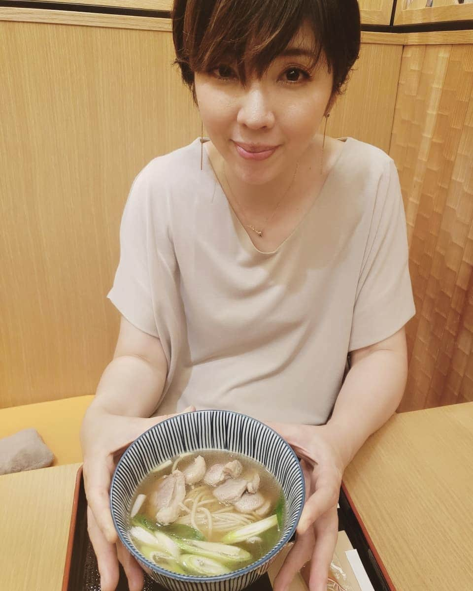 岡本真夜さんのインスタグラム写真 - (岡本真夜Instagram)「#仕事終わり #鴨南蛮そば #美味しい😋 #髪が #どんどん #短く #笑 #work #lunch」9月16日 18時24分 - mayookamoto510