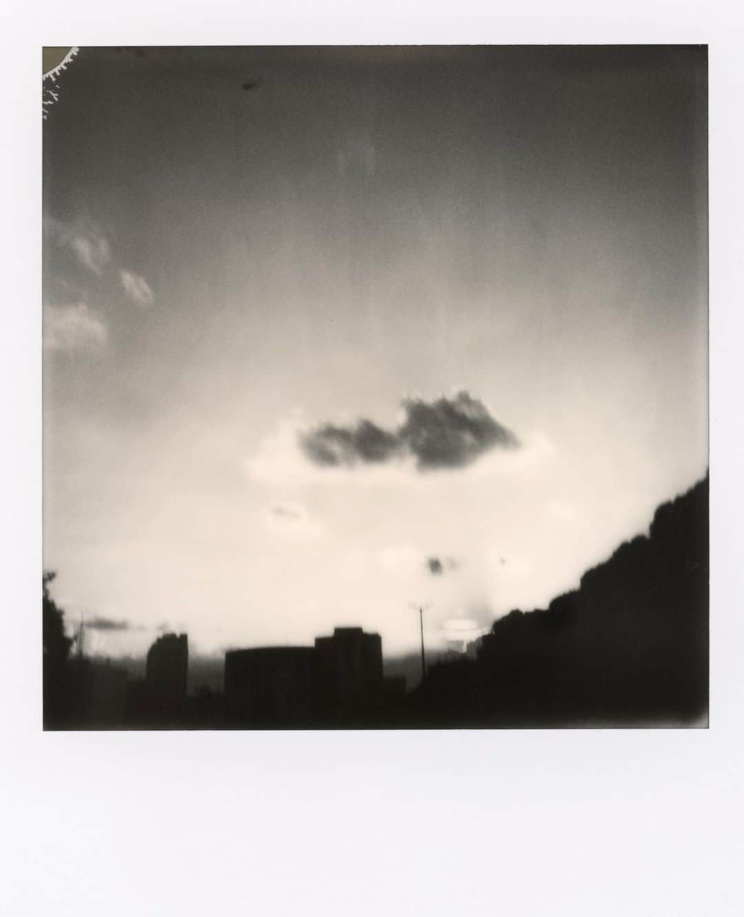 Kisshomaru S.のインスタグラム：「For group exhibition “Polaroid Stories”  展示にお越しいただいた皆様、ありがとうございました。  大変な世の中ですが、日々の小さな出来事に目を向け、写真という形でそれらを共有することは現在を語る上で何よりも真実であり、同時に私自身の投影とも言えます。  事故車と白布 男性とハト トラックと植物 空と動物  ポラロイドという形式で掌に収まるそれらは、等しい存在として私の前に出現しました。異なる場所・時間で記録された全く無関係とも言えるそれらに関係を付与することで、日常の集積はそれぞれに文脈を形成し、意味や背景を連想させます。  私たちの日常は、ほんの小さな出来事の集積とも言えますが、それらを分解したときに忘れ去るほどの小さな小さな気づきこそ、私たちにとって大切な存在なのかもしれません。誰かにとって何かの気づきとなりますように。」