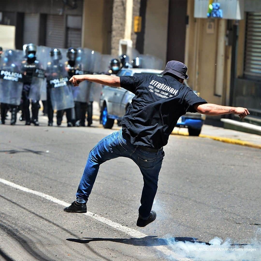 ABC Newsさんのインスタグラム写真 - (ABC NewsInstagram)「An anti-government demonstrator clashes with the riot police during a protest against Honduras’ President Juan Orlando Hernandez for his handling of the COVID-19 pandemic on the country's 199th anniversary of independence, in Tegucigalpa. #coronavirus #honduras #covid_19」9月16日 18時35分 - abcnews