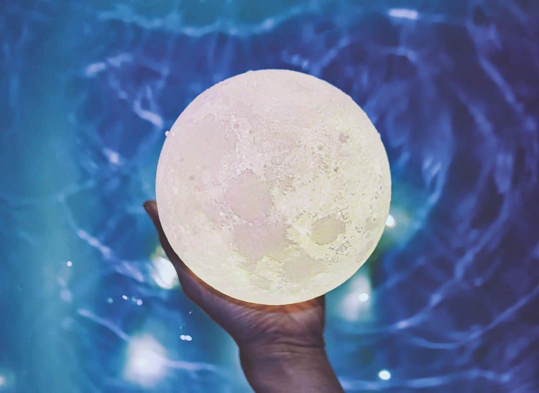 国分真央さんのインスタグラム写真 - (国分真央Instagram)「.﻿ 惹かれるものには﻿ 月のように引力が働いている気がする﻿ 理屈じゃなくて、感覚的な何か﻿ ﻿ #水と青と光」9月16日 18時28分 - mao_kokubu