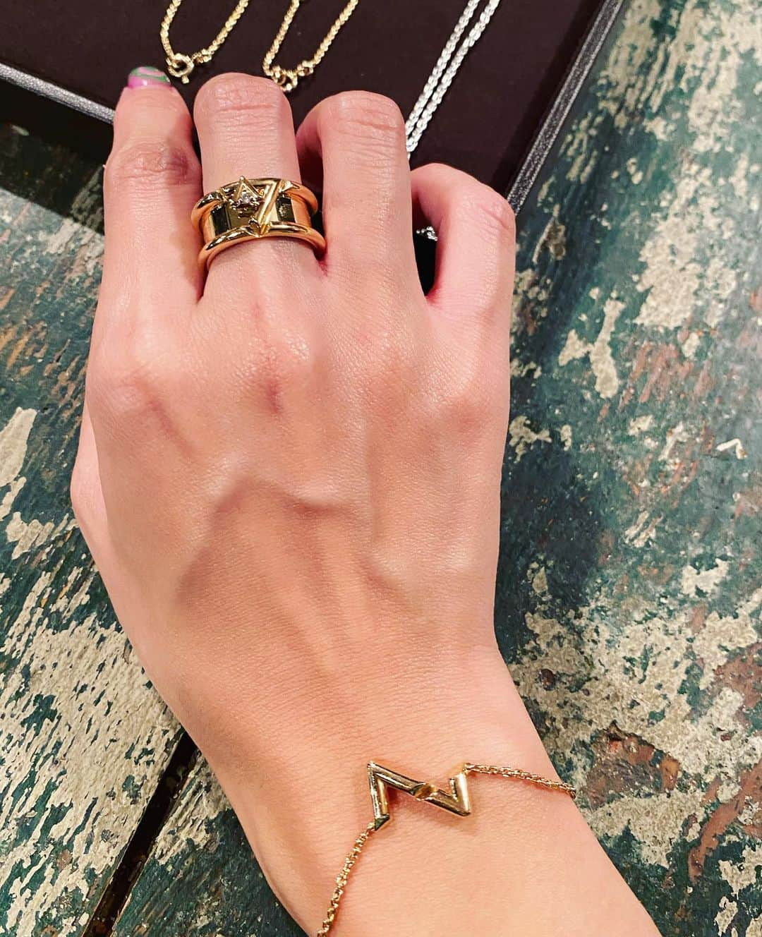 AYAさんのインスタグラム写真 - (AYAInstagram)「⚡️⚡️LV VOLT⚡️⚡️ 新作jewelry LV VOLT シンプルでいて存在感が圧倒的な完璧過ぎるデザイン  @louisvuitton  #louisvuitton #LVVolt」9月16日 18時29分 - ayaxxamiaya