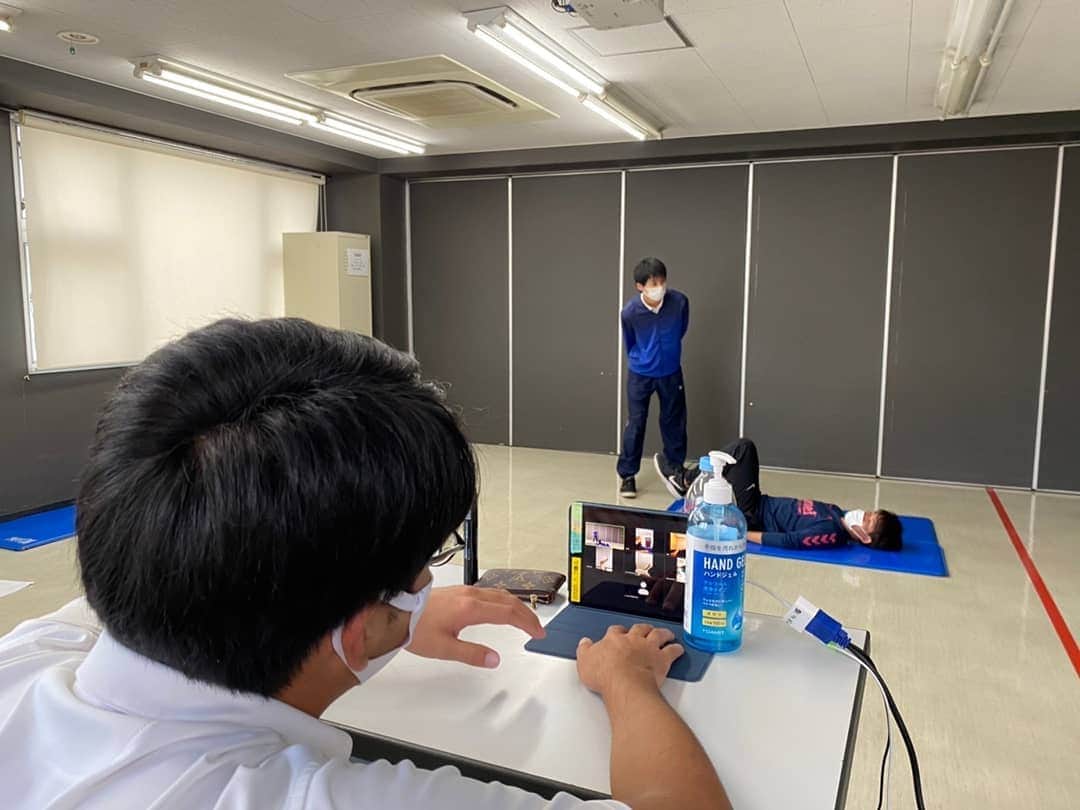 東京スポーツ・レクリエーション専門学校さんのインスタグラム写真 - (東京スポーツ・レクリエーション専門学校Instagram)「＼ #水曜クラトレ ／ 今日の活動は #高校サッカー⚽️ に #オンラインレッスン 💪 1年生もすでに選手に指導をしています！！   #tsrトレーナー #zoom トレーニング 今日は #猫 もトレーニング #ねこすたぐらむ #こうこうせい #アスレティックトレーナー  #フィジカルトレーナー」9月16日 18時29分 - jikeitsr