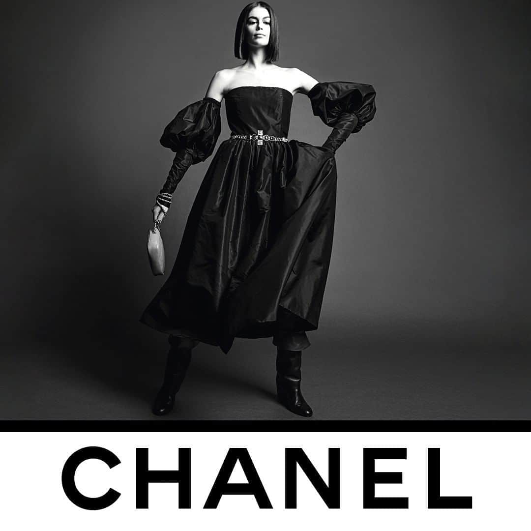 のインスタグラム：「Byzantine crosses are one of the symbols Gabrielle Chanel was inspired by when she visited Venice for the first time. They appear on Fall-Winter 2020/21 belts and illuminate signature CHANEL little black dresses.  Photographed by Inez & Vinoodh.  #CHANELFallWinter #CHANEL @inezandvinoodh #InezandVinoodh @KaiaGerber」