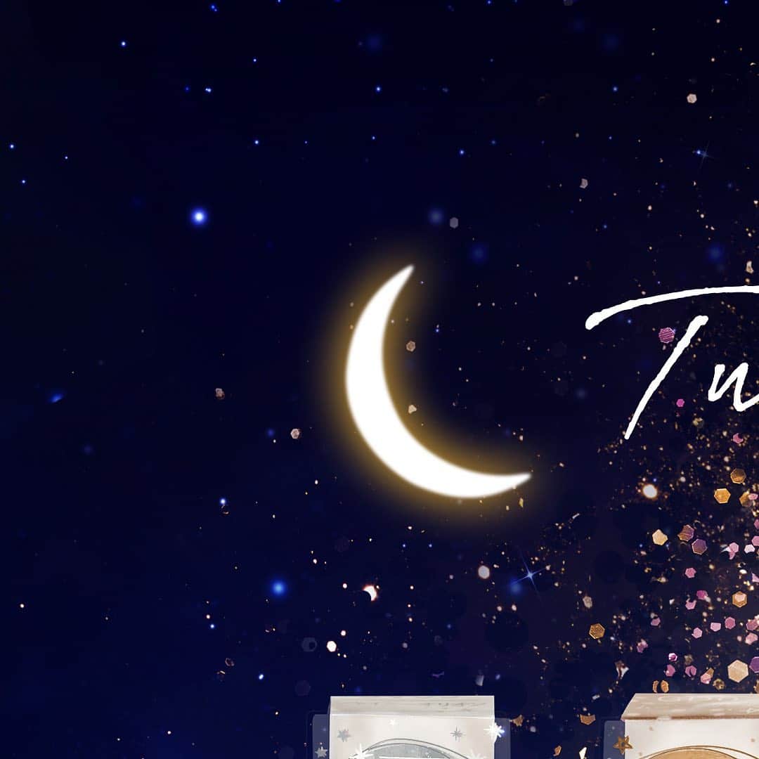 パラドゥ (ParaDo) ネイル部さんのインスタグラム写真 - (パラドゥ (ParaDo) ネイル部Instagram)「✨本日発売✨ ﻿ トレンドカラーを気軽に試せると話題のパラドゥ ミニネイル(税抜300円)から澄みわたる星空のように、きらきら揺れる秋冬ネイルカラー全6色が登場🌟 ﻿  ﻿ 2020年秋冬限定カラーのテーマは、「Twinke Night」（トゥインクル ナイト）。 ﻿ 澄みきった空気の中で、思わず手をのばしたくなるほどきらきらと瞬く星の輝きや、夜空の凛とした美しさをイメージしました。 ﻿ きらめきやツヤにあふれながら、どこか落ち着きのある上品な印象を演出。 ﻿ ロマンティックな情景を映し出すかのように、大人の女性の指先を美しく彩ります。 ﻿  ﻿ <色説明＞ ﻿  ﻿ ◇SV05　 ﻿ シャイニーオリオン（シルバー系） ﻿ 夜空に燦然と瞬く冬の星座にインスパイア ﻿ オリオンの存在感をイメージしたシルバーラメ ﻿  ﻿ 偏光のラメがちらちらと輝くラメカラーで、単色塗りはもちろんですが ﻿ アレンジでも使用しやすいカラーでさりげないきらめきを爪先にプラスします。 ﻿  ﻿ ◇GD02　ムーングリッター（ゴールド系） ﻿ 夜を明るく照らす月の光をイメージ ﻿ 大粒のラメの入ったオレンジゴールド ﻿  ﻿ ゴールドやピンクなどの多色のホログラムやラメをぎっしり詰め込み、 ﻿ 薄くひと塗りと２，３度塗りでも見え方が変わる多面的なカラー ﻿  ﻿ ◇PK11 ピンクステラ（ピンク系） ﻿ 夜空をほんのり染める繊細な光を思い浮かべて ﻿ 細かなラメが上品な印象を与えるピンク ﻿  ﻿ やさしいくすみピンクにつややかなラメを加えて優しい星の光をイメージ。 ﻿ 繊細なきらめきがいまっぽく、秋冬のファッションにすこし甘さを足してくれるカラー。 ﻿  ﻿ ◇RD09 レッドスターダスト（レッド系） ﻿ 夜空を華やかにするスターダストがモチーフ ﻿ 大人っぽくて落ち着きのあるラメレッド ﻿  ﻿ ダークレッドに赤ラメをいれて使いやすさとトレンド感を両立。 ﻿ 単色で塗っても派手になりすぎず、ありきたりじゃないおしゃれカラー。 ﻿  ﻿ ◇BL09 ミッドナイトロマンス（ブルー系） ﻿ 星たちの囁きが聞こえてきそうな静かな夜の色 ﻿ 深くて優しいグレイッシュブルー ﻿ グレーとブルーの中間のような絶妙なカラー。 ﻿ グレイッシュにくすませているので、ブルー系統が普段手にぬると浮いてしまう人にも取り入れやすいカラー。 ﻿  ﻿ ◇PK10 ロージートワイライト（ピンク系） ﻿ 夜空のオープニングアクト「夕暮れ」を色に。 ﻿ 心ときめくドラマティックなローズピンク ﻿ 青みと黄みのバランスがちょうどよく肌馴染みの良いカラー。 ﻿ 単色で使えばぱっと目を惹く指先に、アレンジも暖色、寒色ともどちらとも相性がよく使いやすいカラーです。 ﻿  ﻿  #パラドゥ #parado #パラドゥネイル部 #ミニネイル  #セブンイレブン #プチプラ　 #コンビニコスメ #セブン #プチプラコスメ #cosme　#コスメ #メイク #想像以上のキレイを叶える #ビューティアンドコンビニエンス　#おうちネイル　#トゥインクルナイト　#星空ネイル　#TwinkleNight﻿」9月16日 18時30分 - parado_nailbu